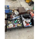 AN ASSORTMENT OF HOUSEHOLD CLEARANCE ITEMS TO INCLUDE CERAMICS AND GLASS WARE ETC