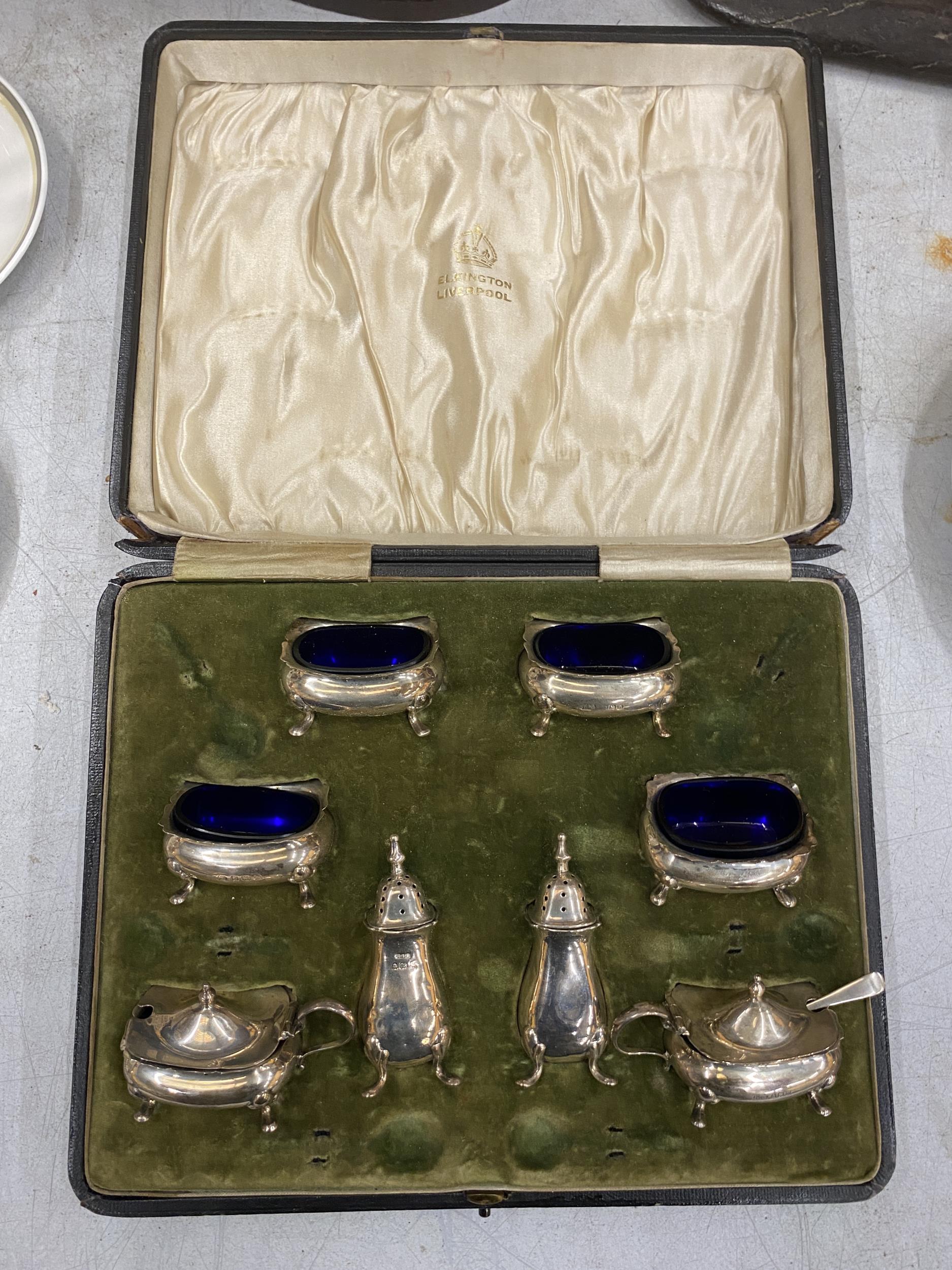 A CASED BIRMINGHAM HALLMARKED SILVER CONDIMENT SET COMPRISING MUSTARD POTS, OPEN SALTS AND SALT