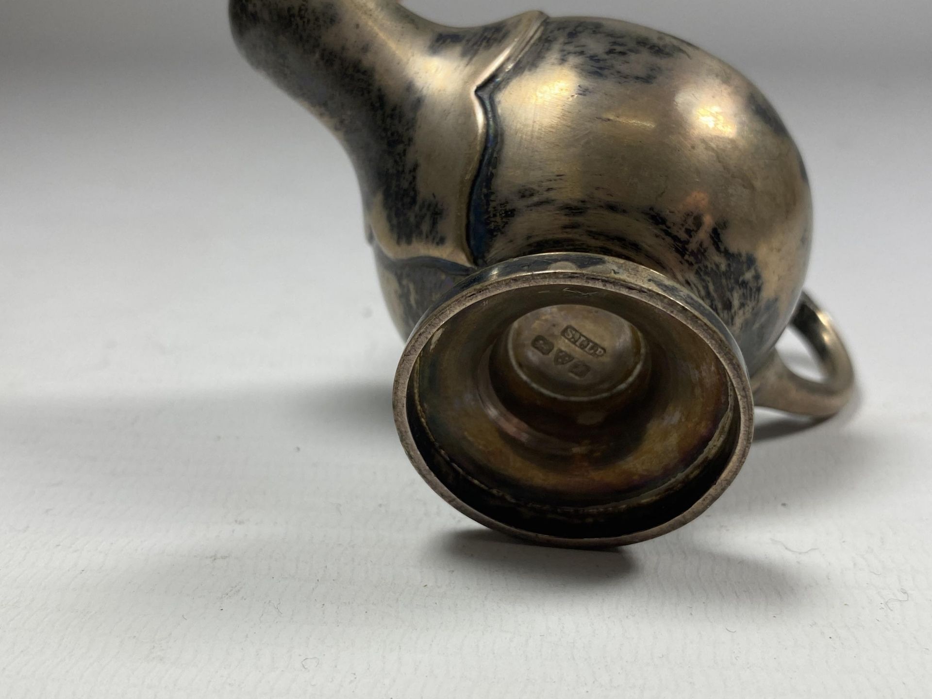 A CHESTER HALLMARKED SILVER MINIATURE GENIE'S LAMP, LENGTH 9CM - Image 3 of 3