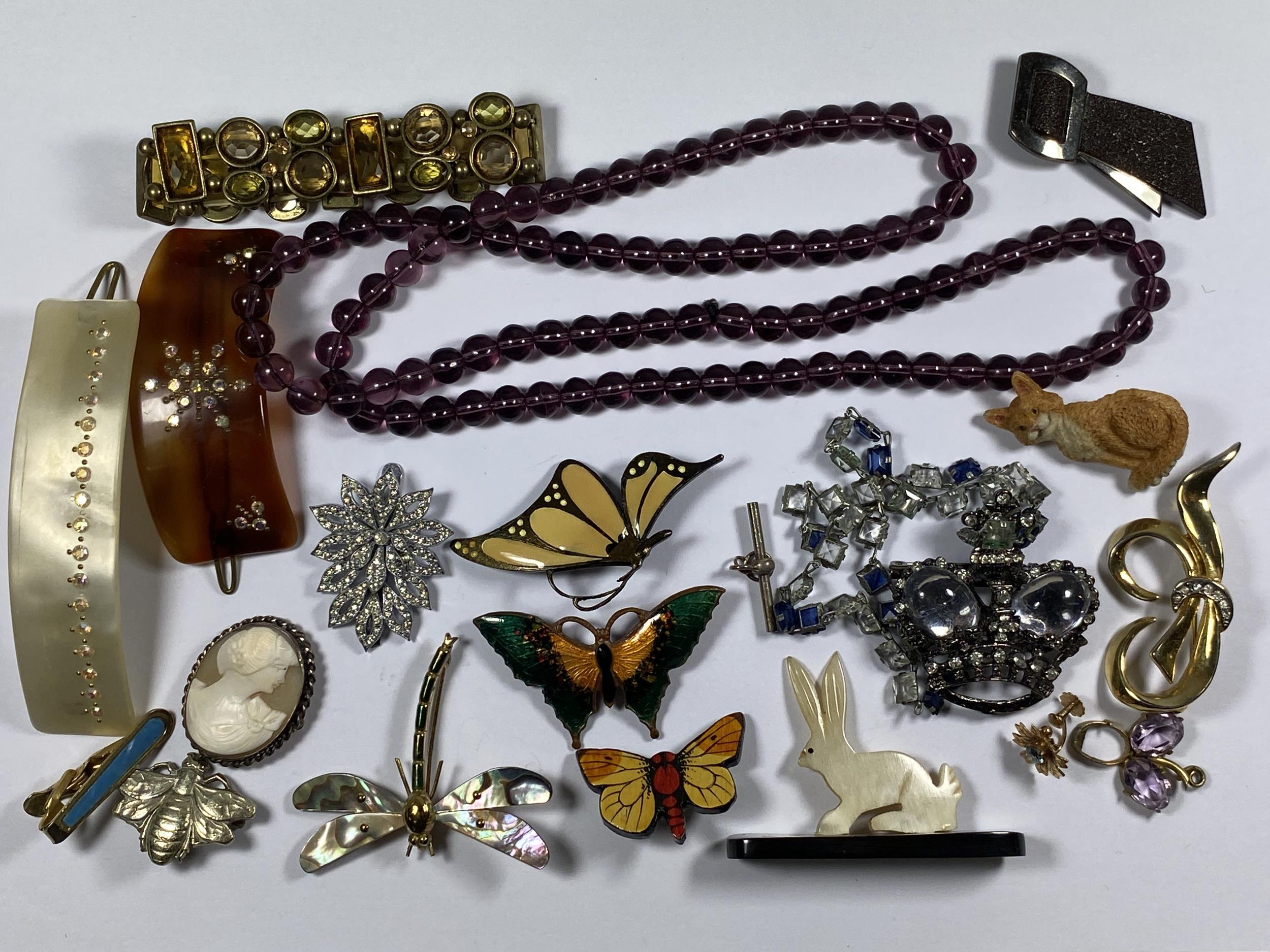 A MIXED LOT OF VINTAGE AND FURTHER COSTUME JEWELLERY, BUTTERFLY BROOCHES, CAMEO BROOCH, 9CT YELLOW