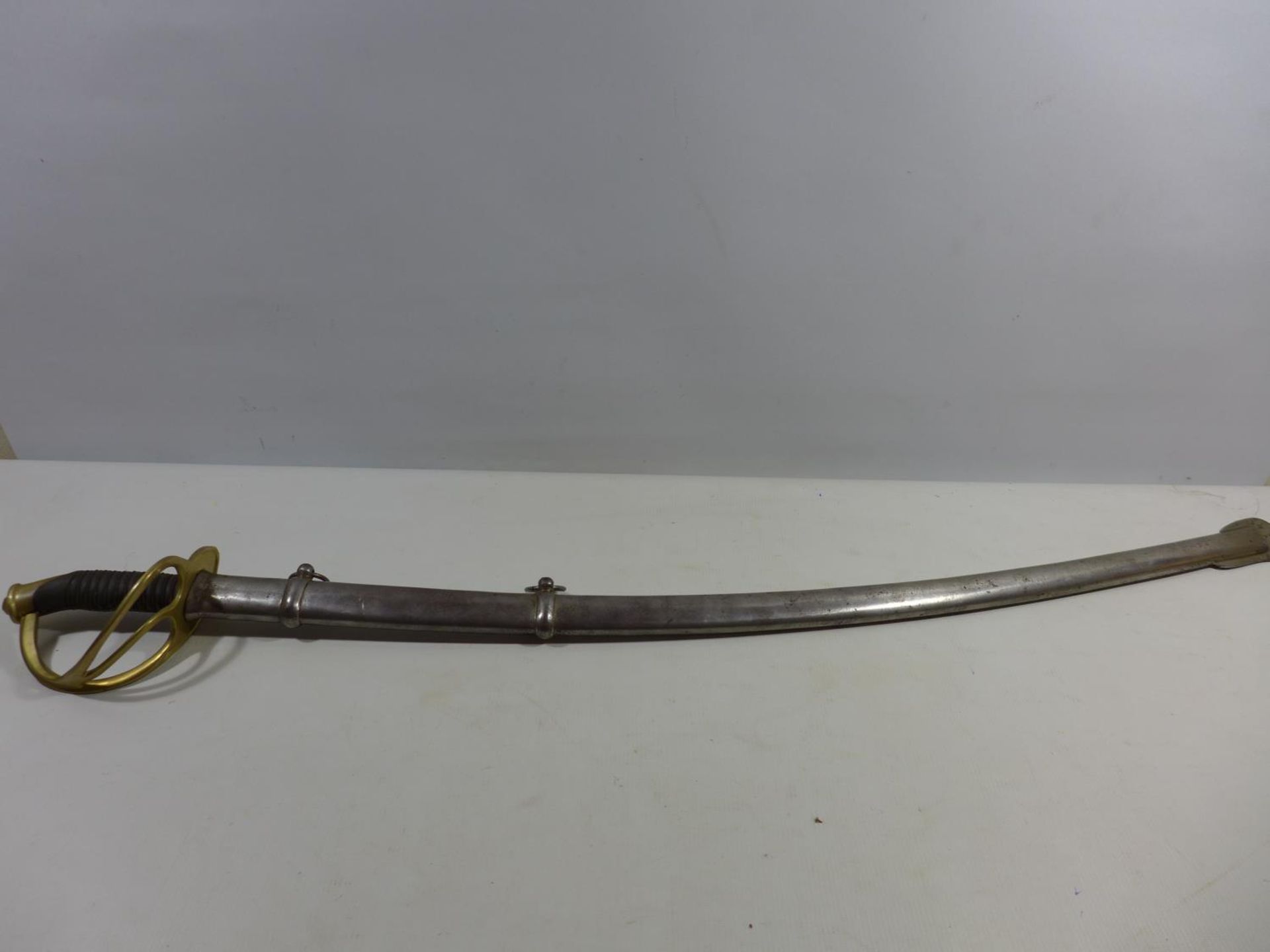 A CAVALRY SWORD AND SCABBARD OF UNKNOWN AGE, 87CM BLADE, PIERCED BRASS GUARD - Image 5 of 6