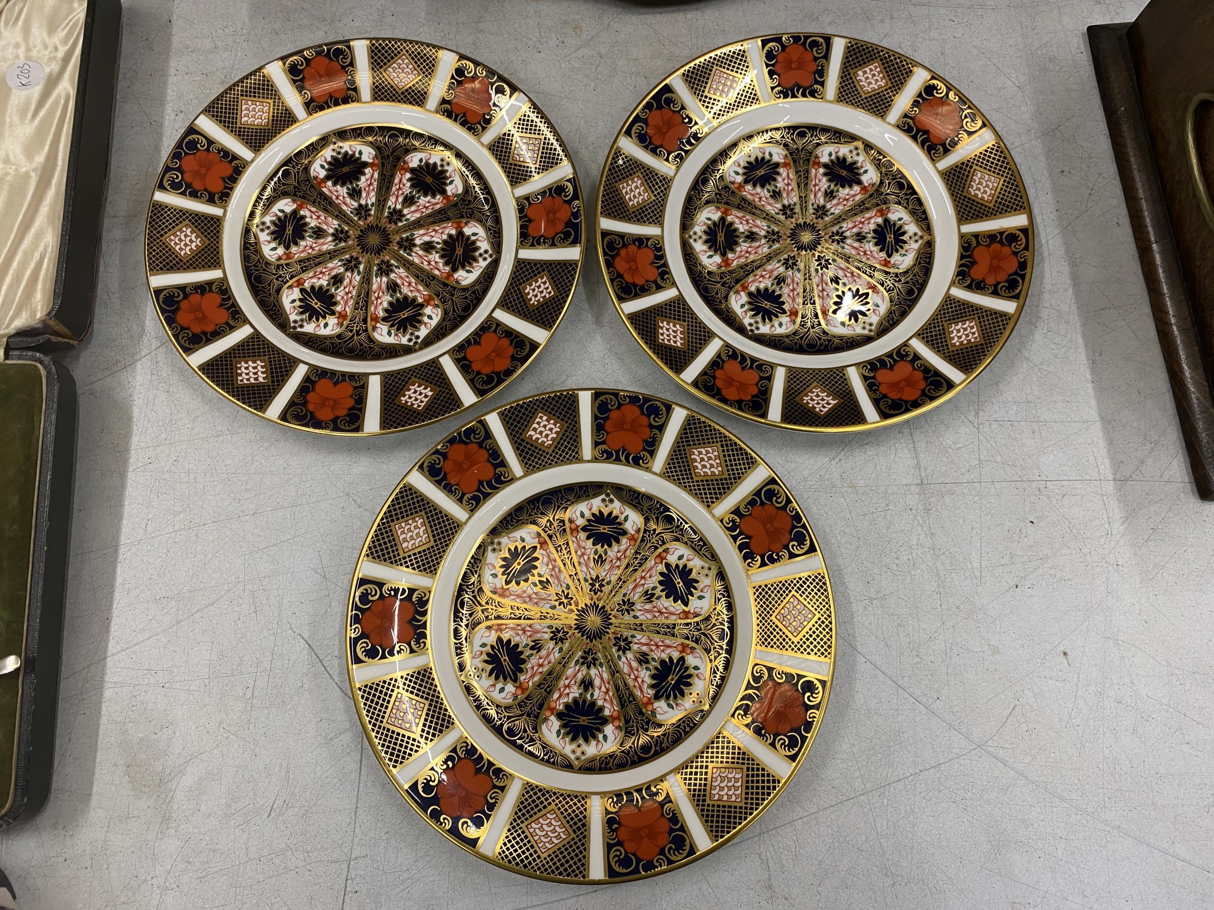 A SET OF THREE ROYAL CROWN DERBY IMARI DINNER PLATES, DIAMETER 21CM