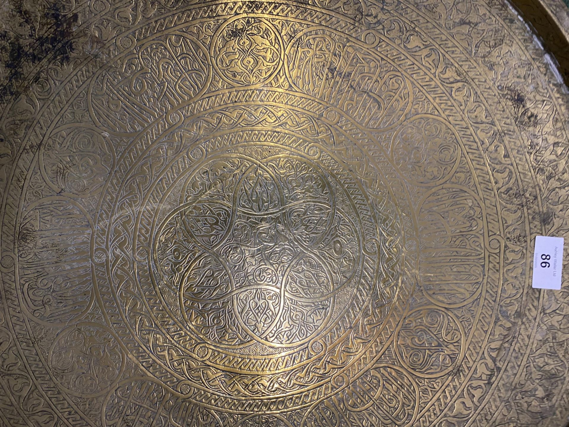 A LARGE MIDDLE EASTERN BRASS CHARGER, DIAMETER 56CM - Image 2 of 3
