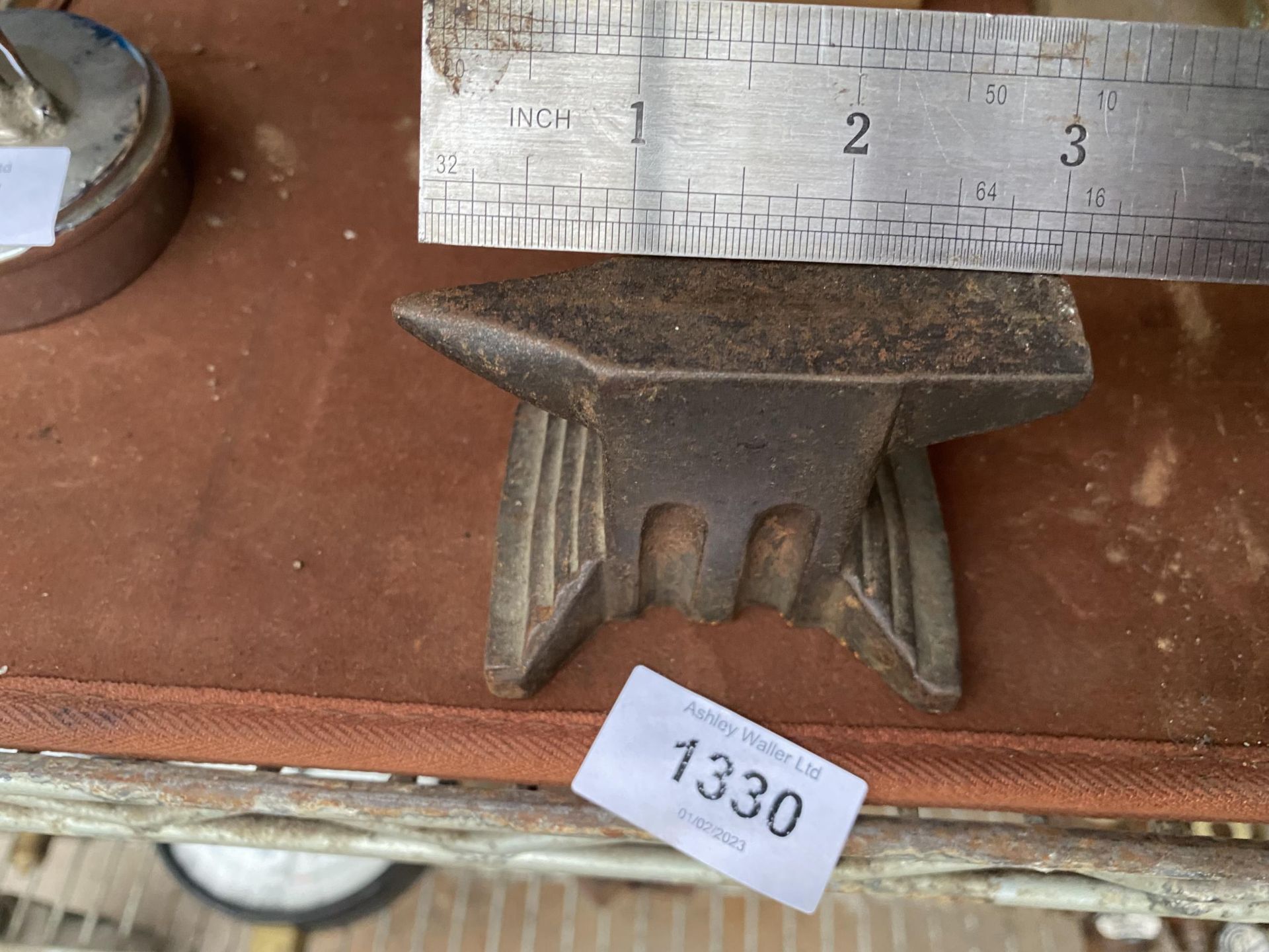 A MINITURE CAST IRON ANVIL - Image 2 of 3