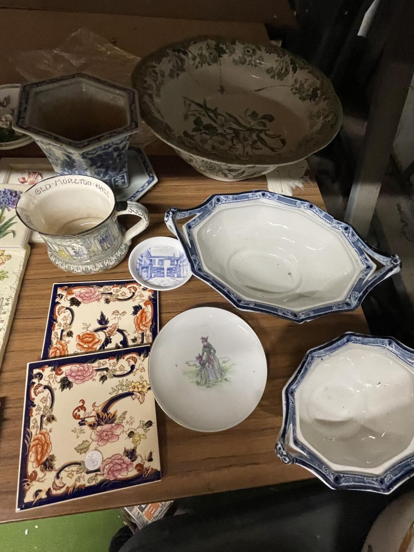 A QUANTITY OF CERAMIC ITEMS TO INCLUDE A LARGE WASHBOWL - A/F, F & SONS DUDLEY SERVING DISHES, A