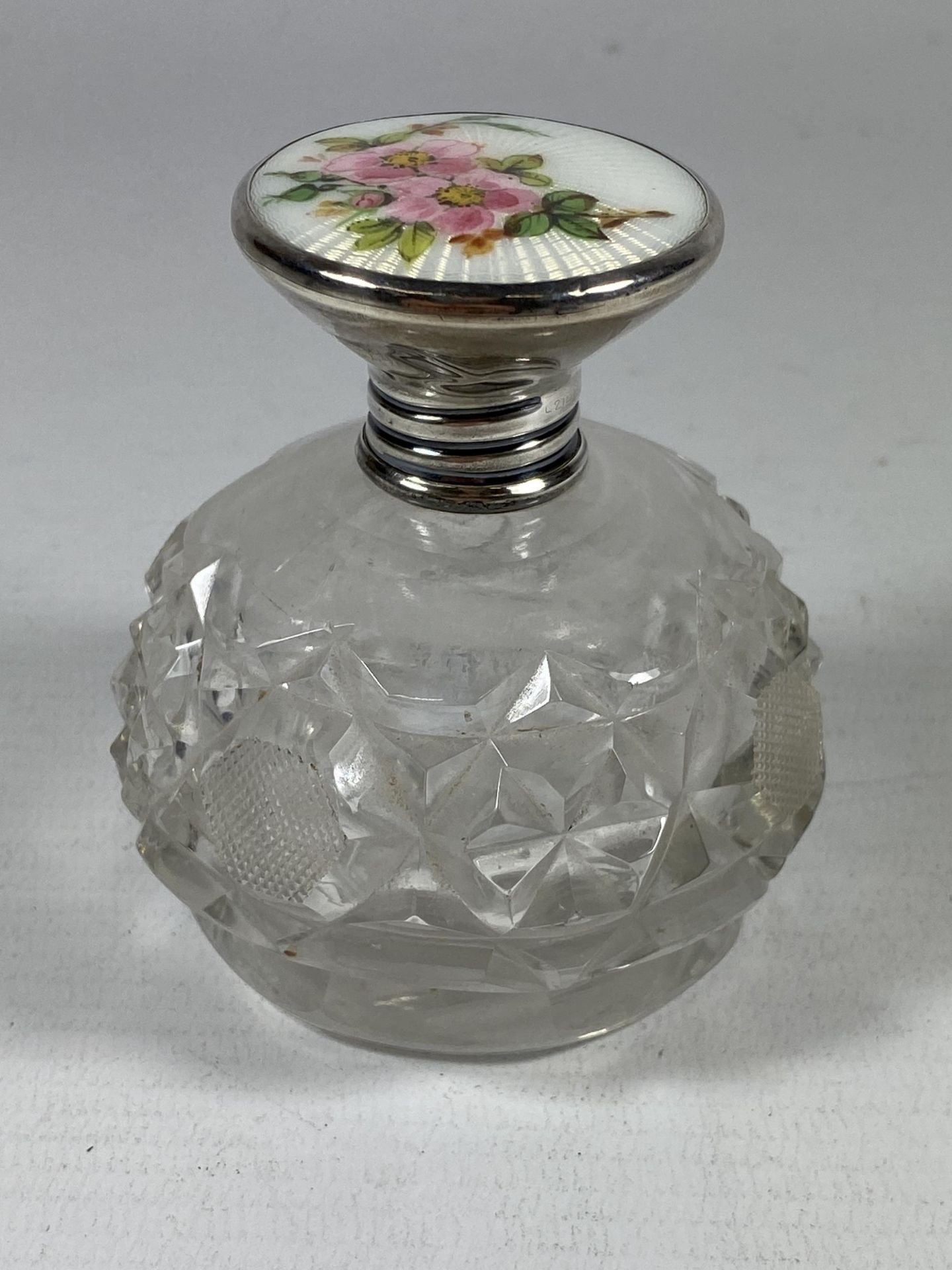 A VINTAGE HALLMARKED SILVER & ENAMELLED TOPPED PERFUME BOTTLE, HEIGHT 7.5CM