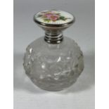 A VINTAGE HALLMARKED SILVER & ENAMELLED TOPPED PERFUME BOTTLE, HEIGHT 7.5CM