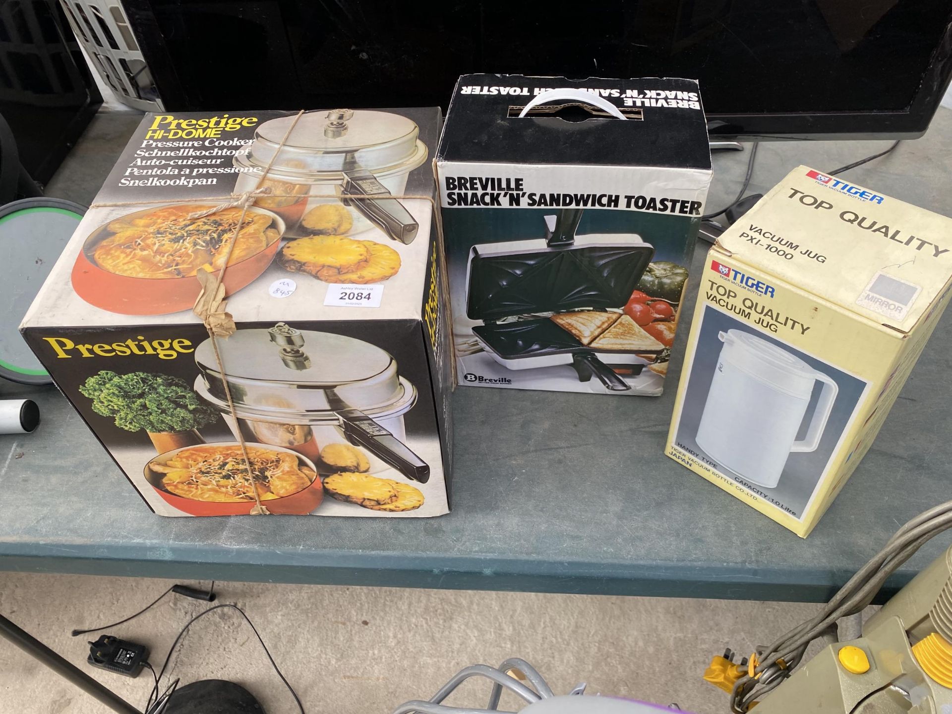 AN ASSORTMENT OF ITEMS TO INCLUDE A PRESSURE COOKER, A SANDWHICH TOASTER AND A VACUUM JUG ETC