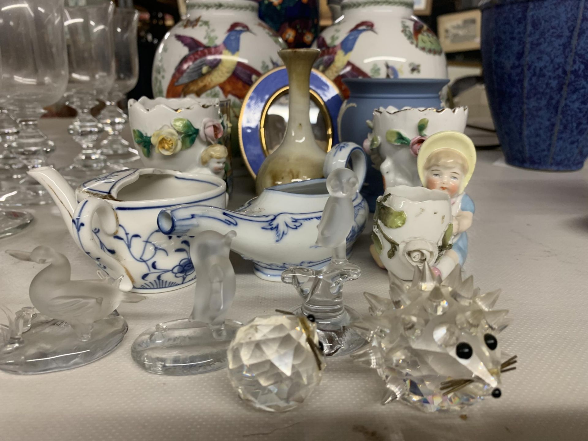 A QUANTITY OF ITEMS TO INCLUDE A PAIR OF VASES DECORATED WITH BIRDS, A VASE DECORATED WITH A - Image 3 of 3