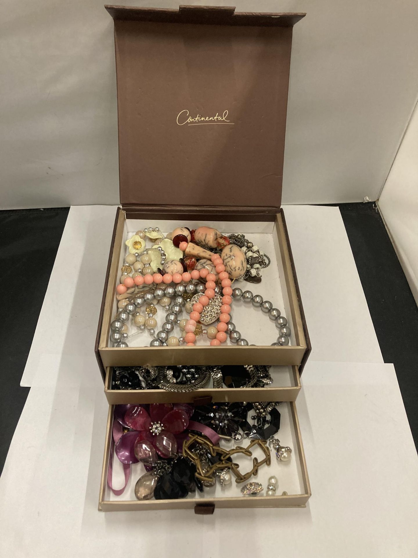 A QUANTITY OF COSTUME JEWELLERY TO INCLUDE NECKLACES, ETC