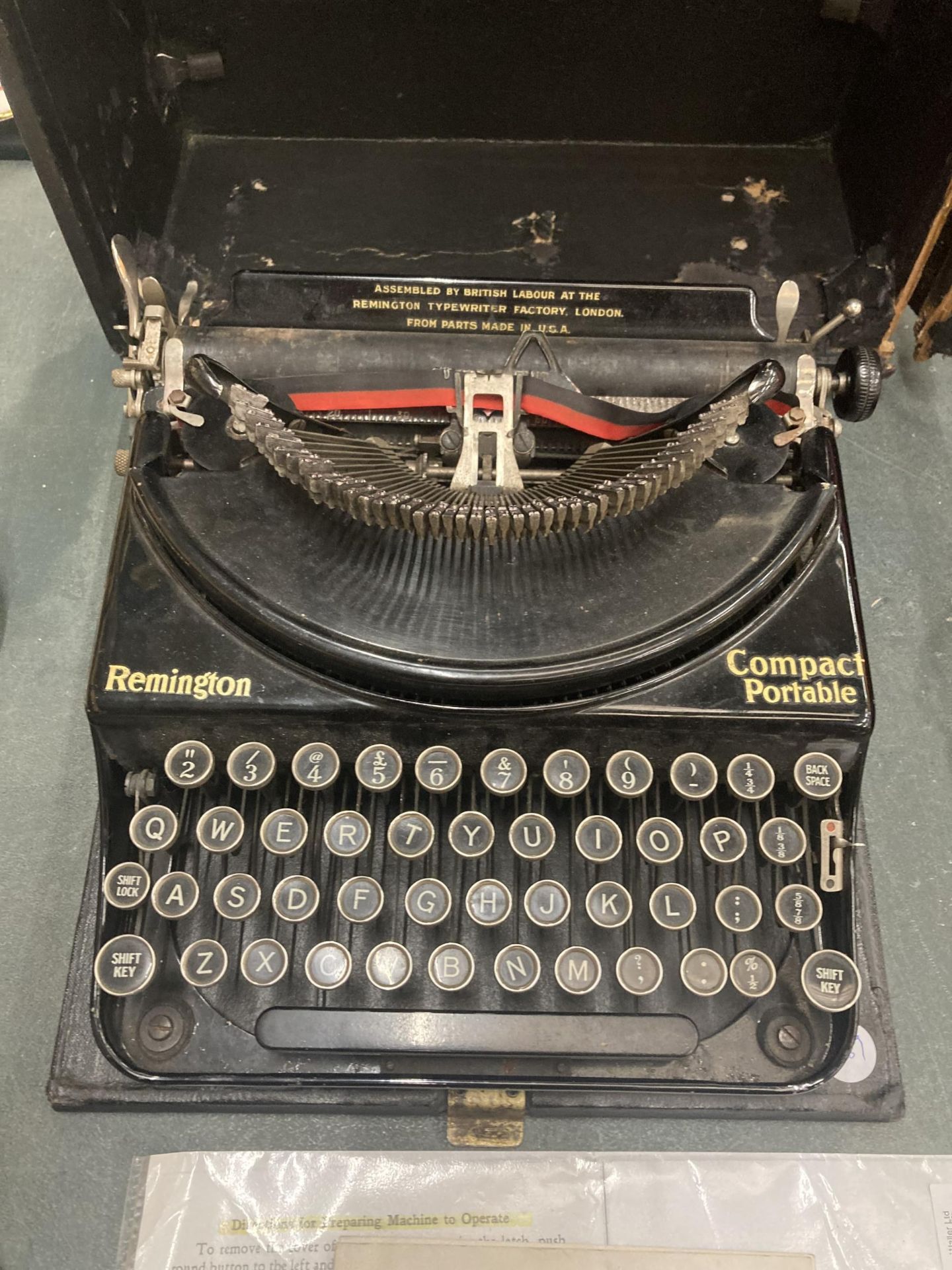 A VINTAGE REMINGTON COMPACT PORTABLE TYPEWRITER COMPLETE WITH CASE AND INSTRUCTIONS - Image 3 of 4