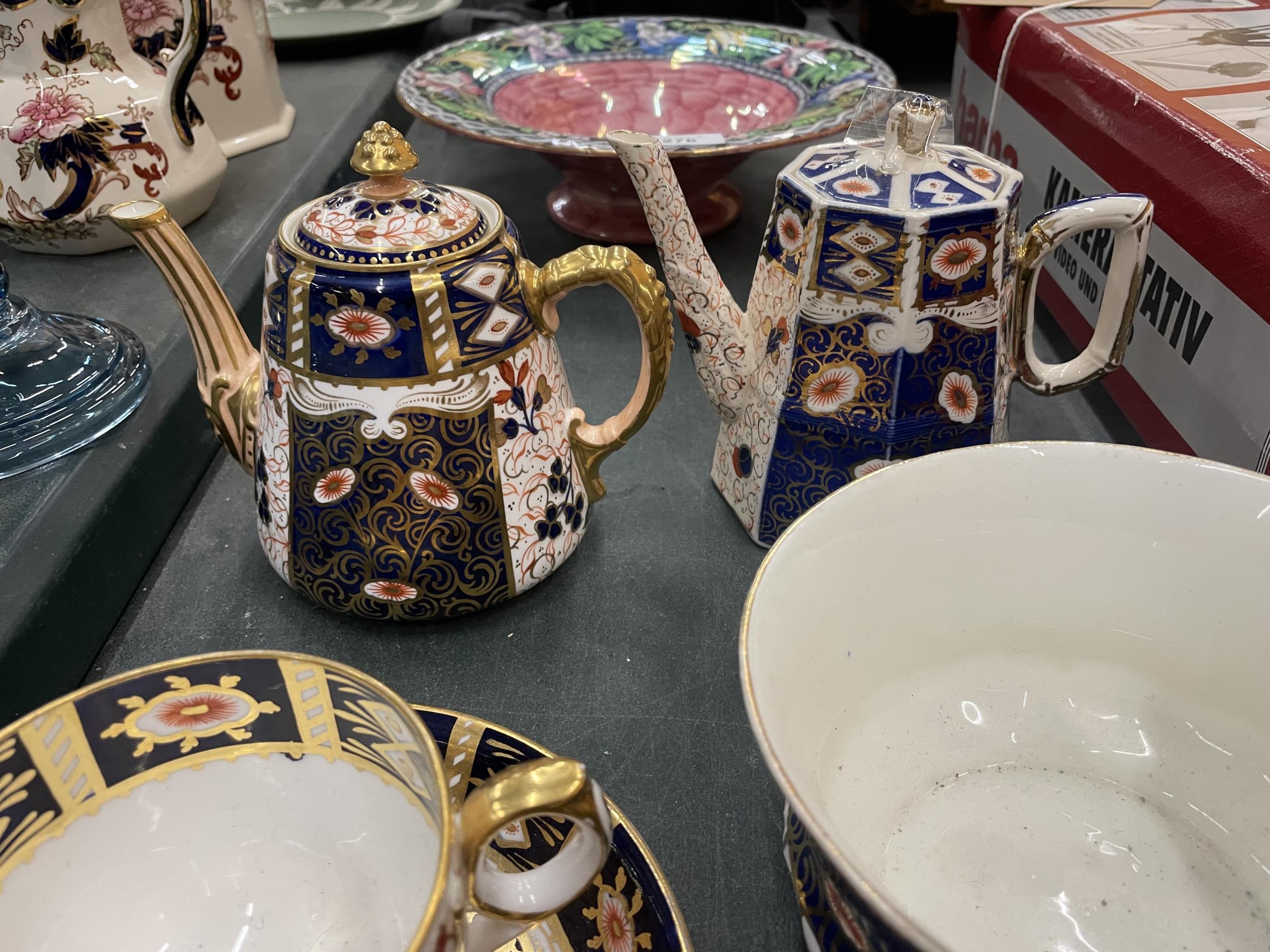SEVEN PIECES OF UNMARKED CROWN DERBY STYLE CHINA TO INCLUDE A TEA AND COFFEE POT, SUGAR BOWL, - Image 3 of 3