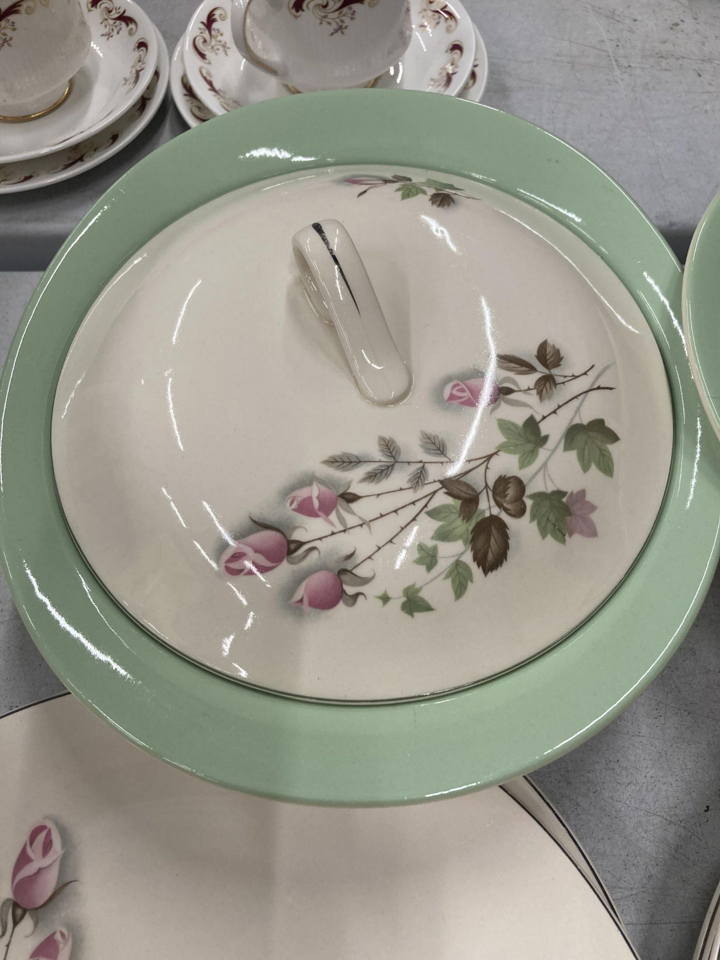 A QUANTITY OF VINTAGE JOHNSON BROS DINNER WARE TO INCLUDE SERVING TUREENS, PLATES, A SAUCE BOAT - Image 2 of 6