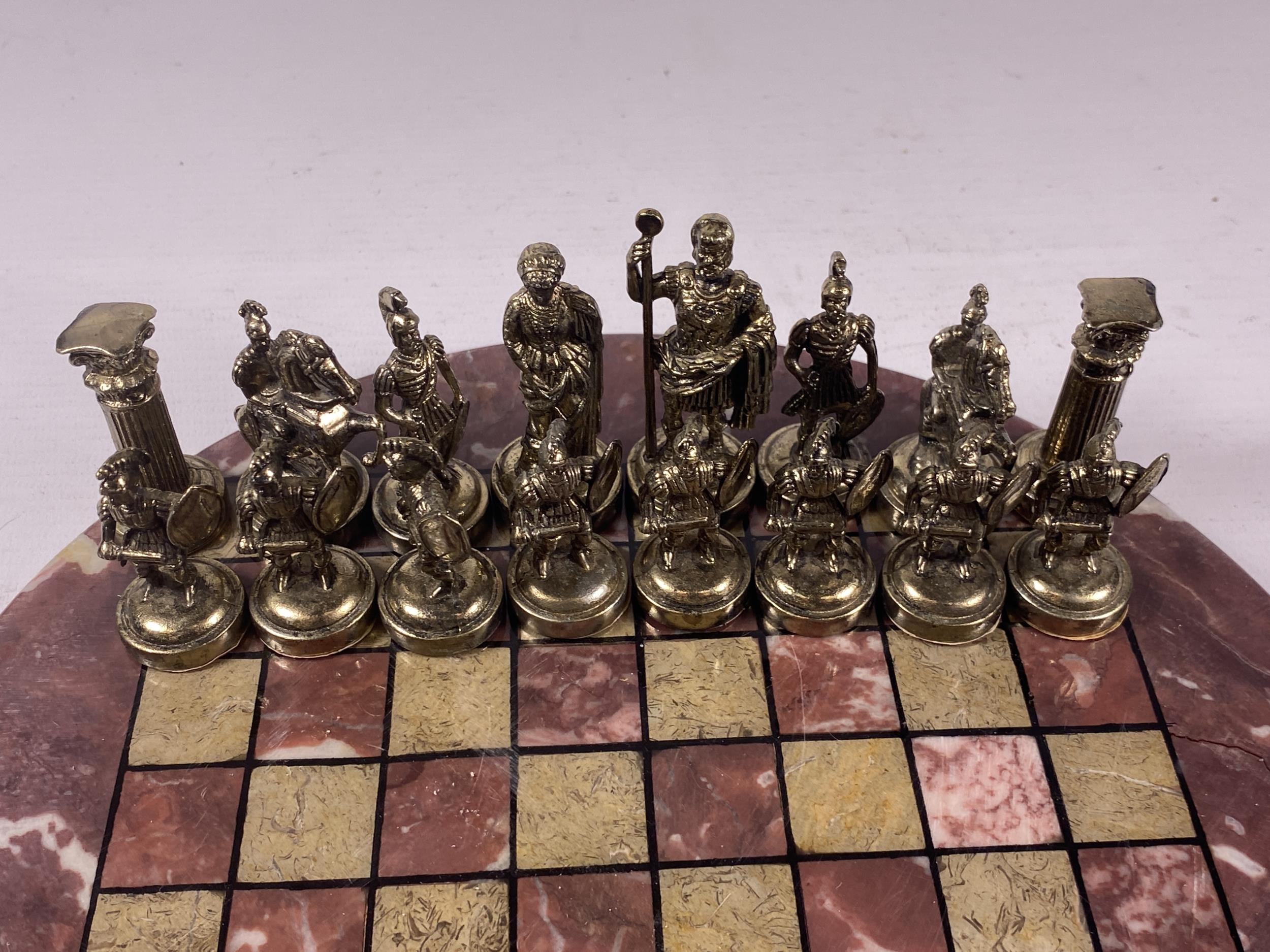 A METAL WARRIOR CHESS SET ON MARBLE BASE, BOARD DIAMETER 26CM - Bild 3 aus 3