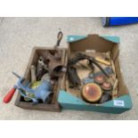 AN ASSORTMENT OF VINTAGE ITEMS TO INCLUDE MINCERS AND TOOLS ETC