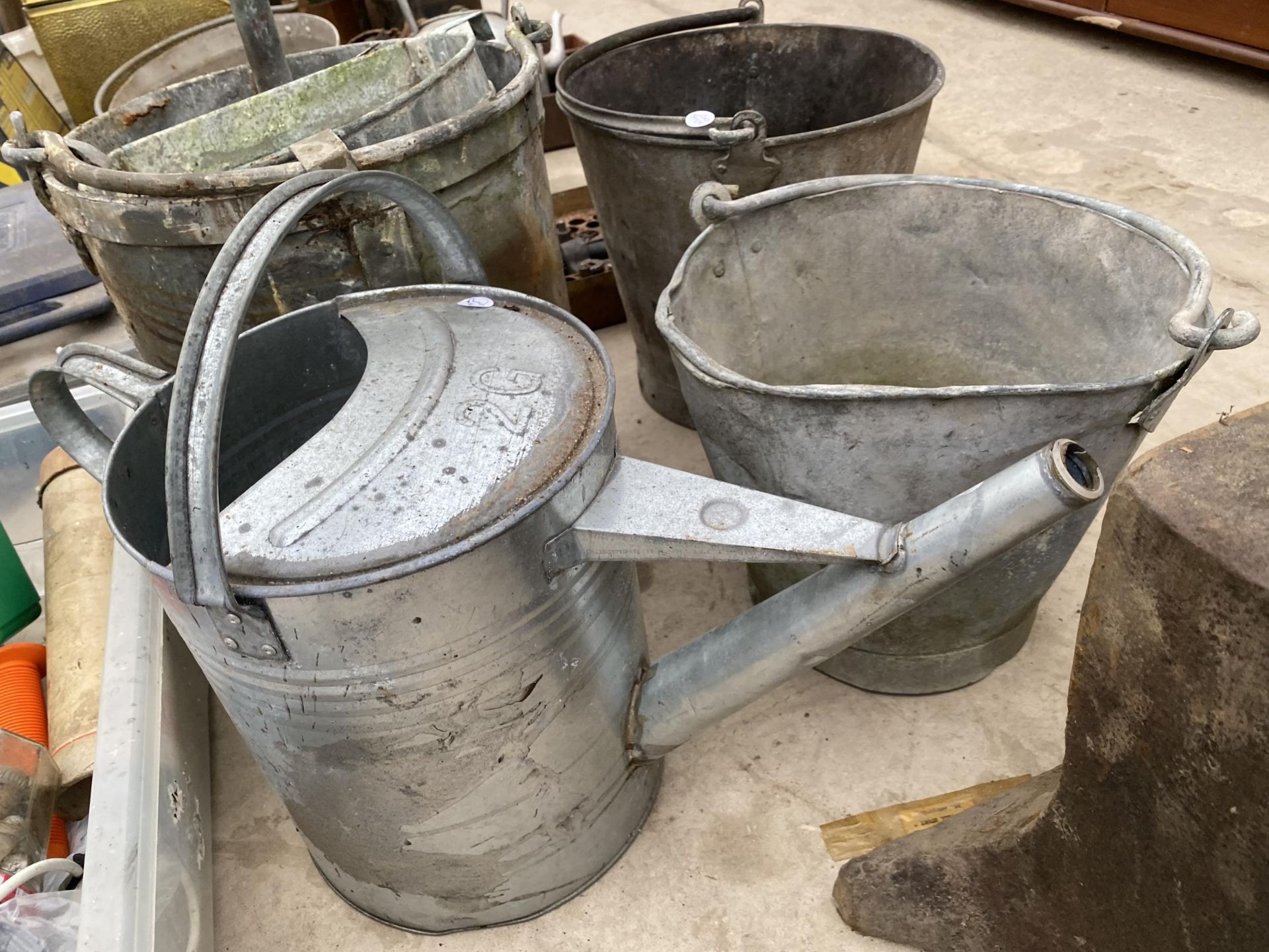 AN ASSORTMENT OF GALVANISED ITEMS TO INCLUDE TWO BUCKETS AND A WATERING CAN - Image 5 of 5