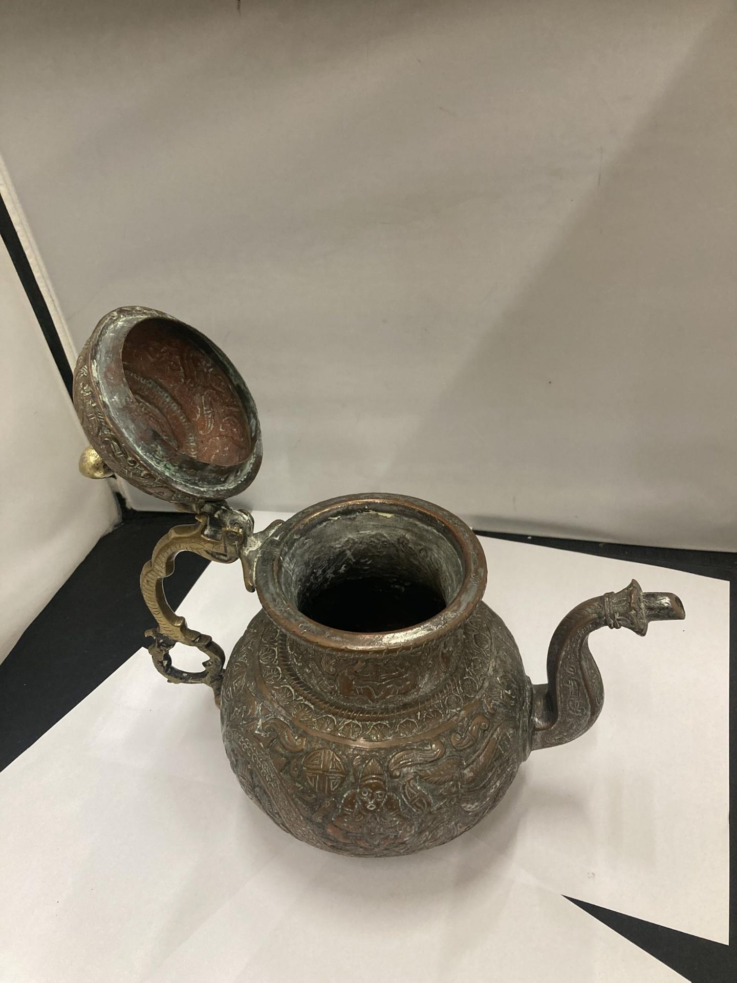 AN ASIAN STYLE COPPER TEAPOT WITH EMBOSSED DESIGN - Image 3 of 3