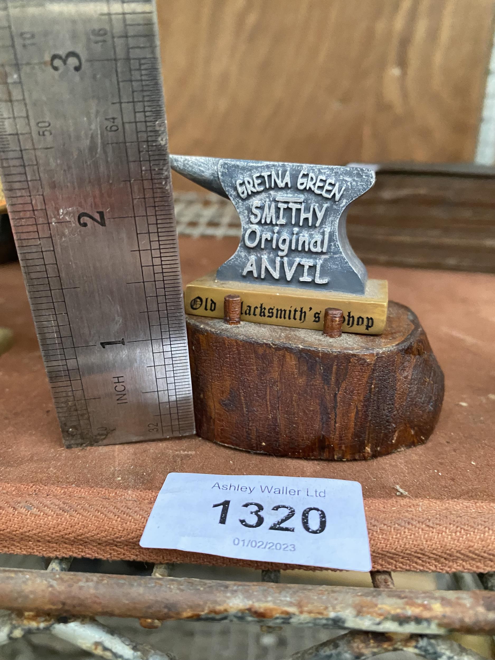 A RESIN SAMPLE GRETNA GREEN ANVIL WITH WOODEN LOG BASE - Bild 2 aus 2