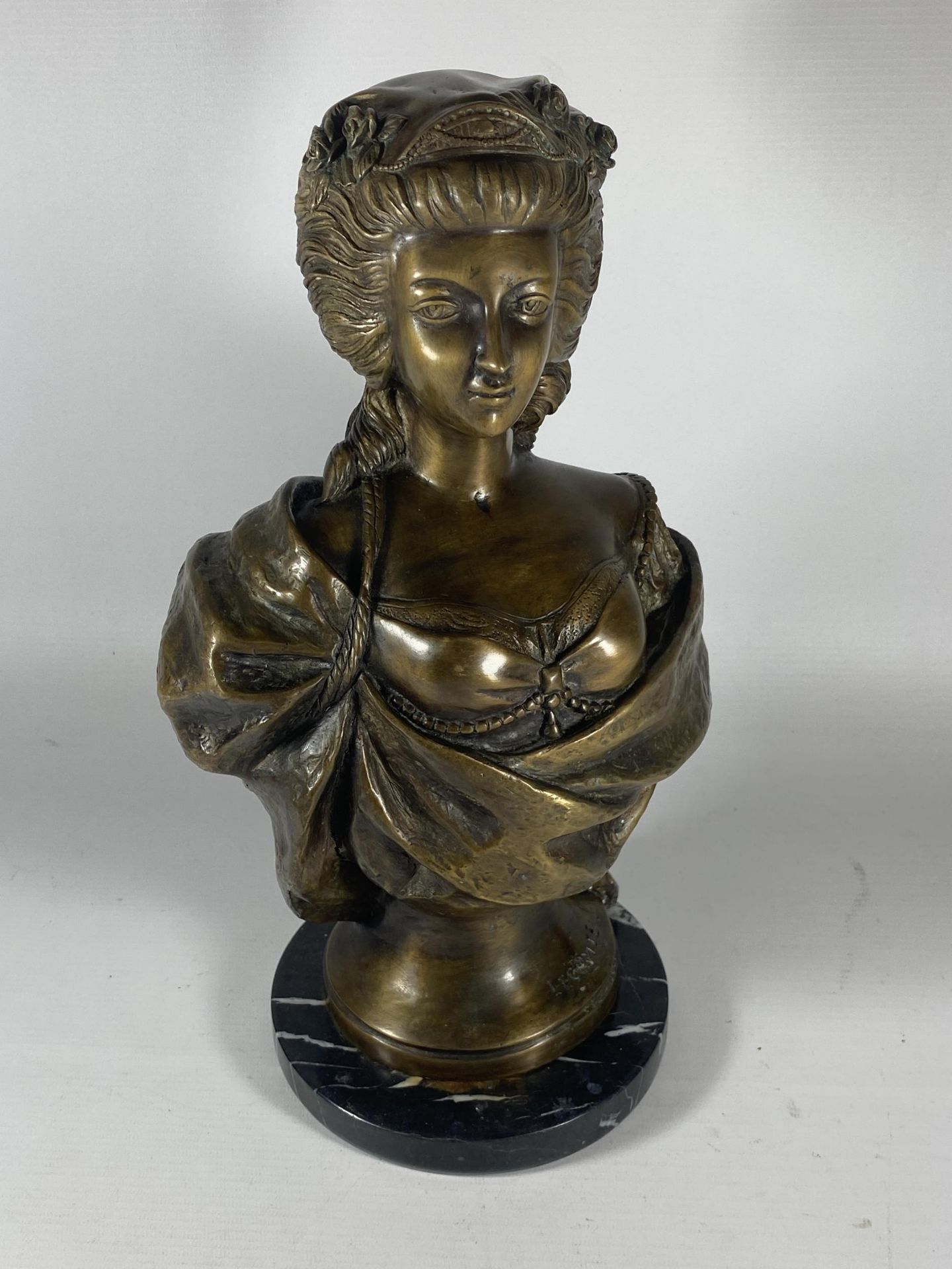 A REPRODUCTION BRONZE BUST OF A MAIDEN ON MARBLE BASE, SIGNED LECOMTE, HEIGHT 36CM