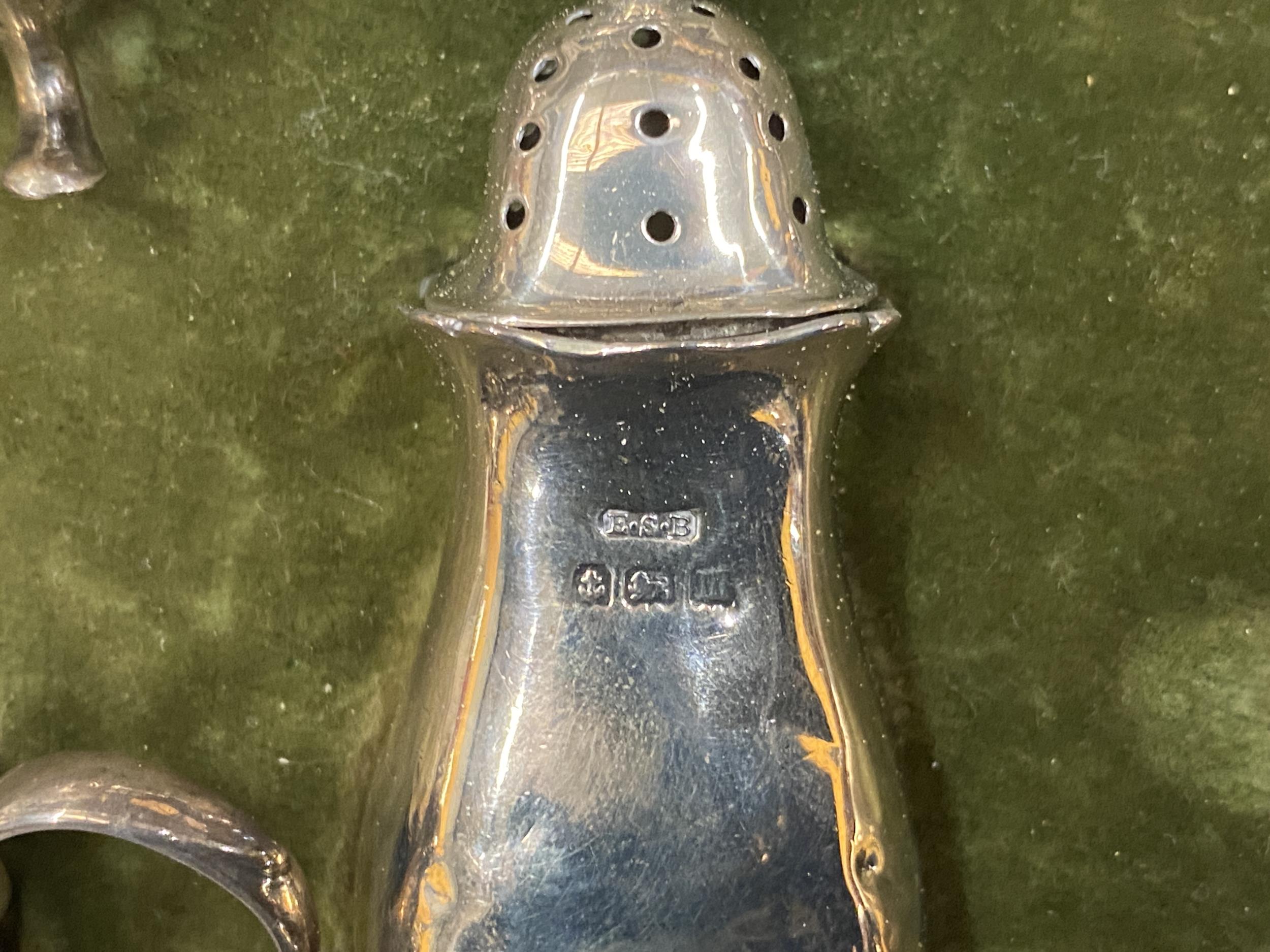 A CASED BIRMINGHAM HALLMARKED SILVER CONDIMENT SET COMPRISING MUSTARD POTS, OPEN SALTS AND SALT - Bild 3 aus 4