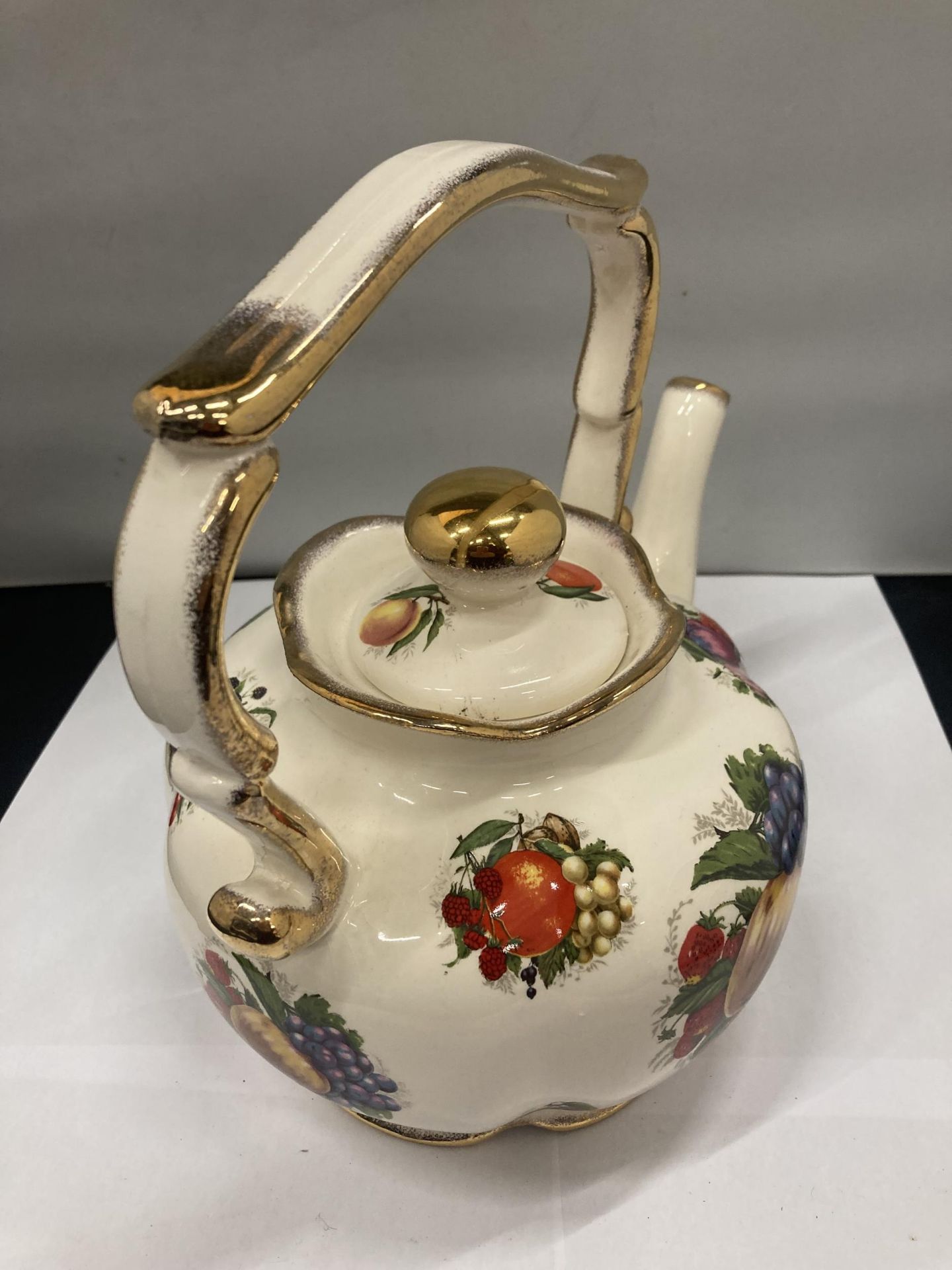 A POTTERY LARGE 'GYPSY' STYLE KETTLE WITH FRUIT DECORATION - Image 2 of 3