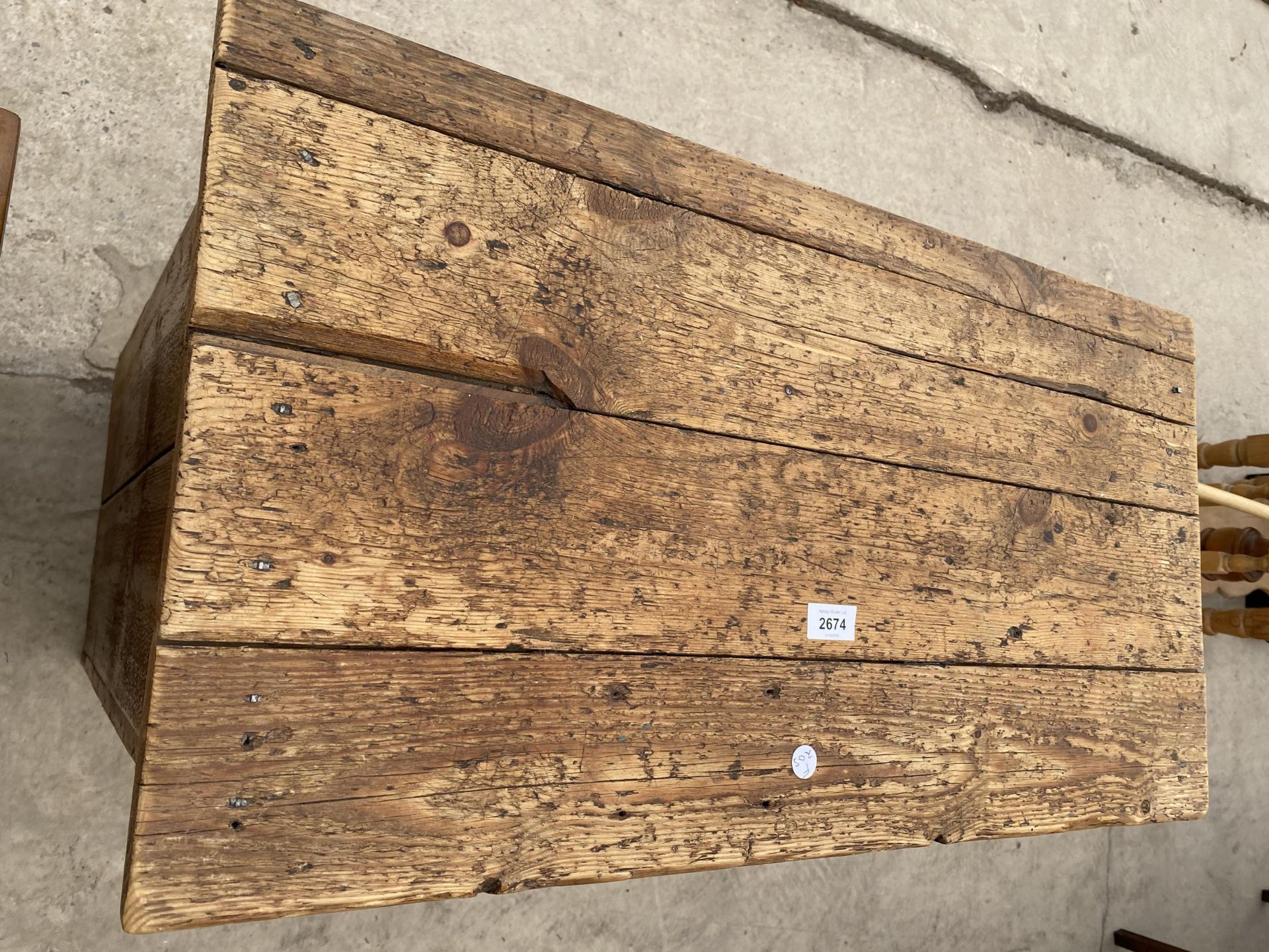 A RUSTIC PINE KITCHEN CUPBOARD WITH SINGLE DOOR AND DRAWER, 31" WIDE - Image 5 of 5