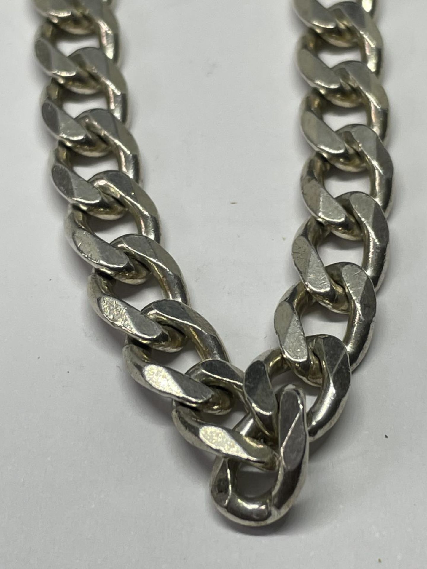 A MARKED SILVER NECKLACE LENGTH 18 INCHES - Image 2 of 3