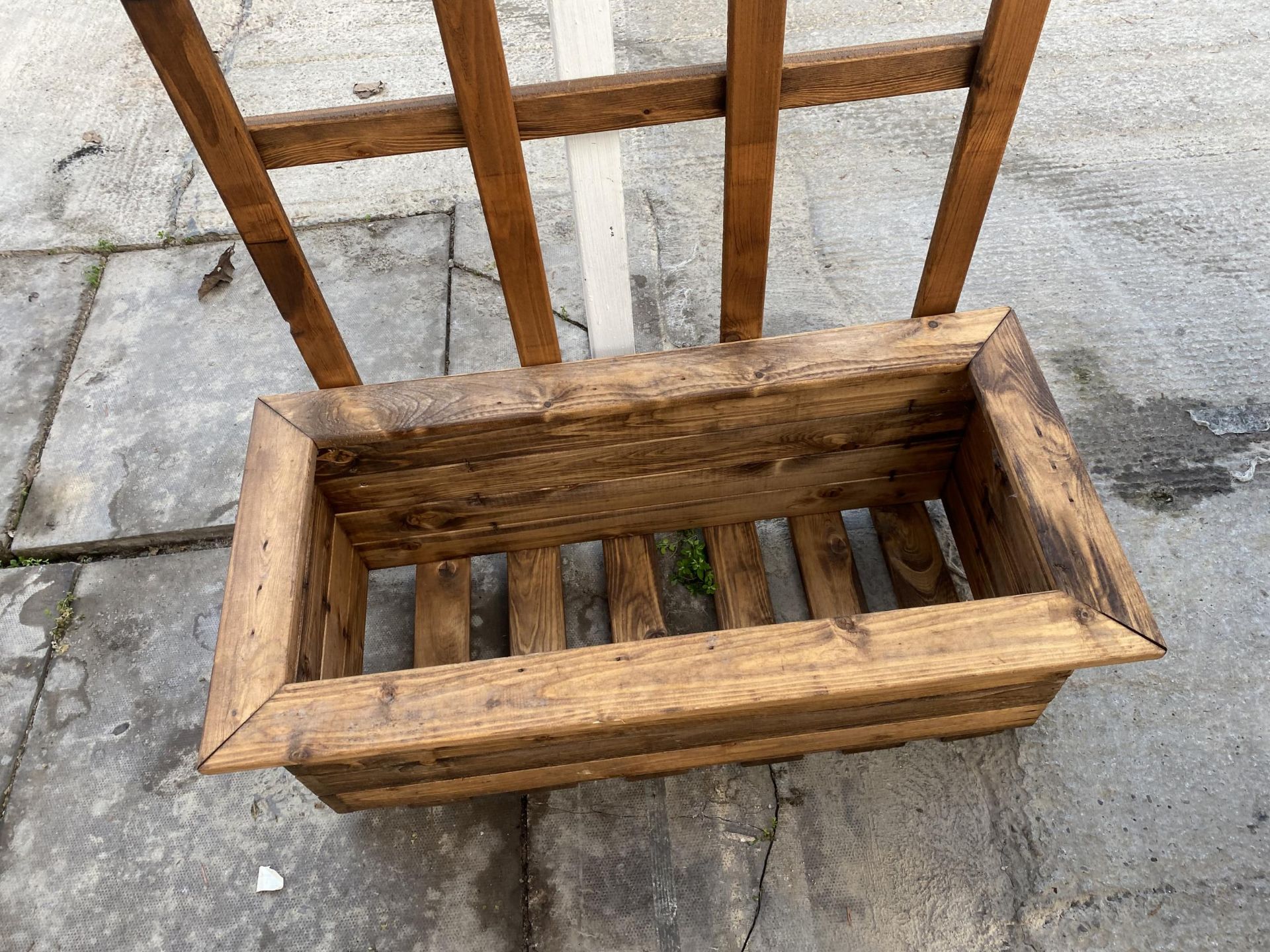 AN AS NEW EX DISPLAY CHARLES TAYLOR TROUGH PLANTER WITH TRELLIS BACK (W:82CM) *PLEASE NOTE VAT TO BE - Bild 2 aus 3