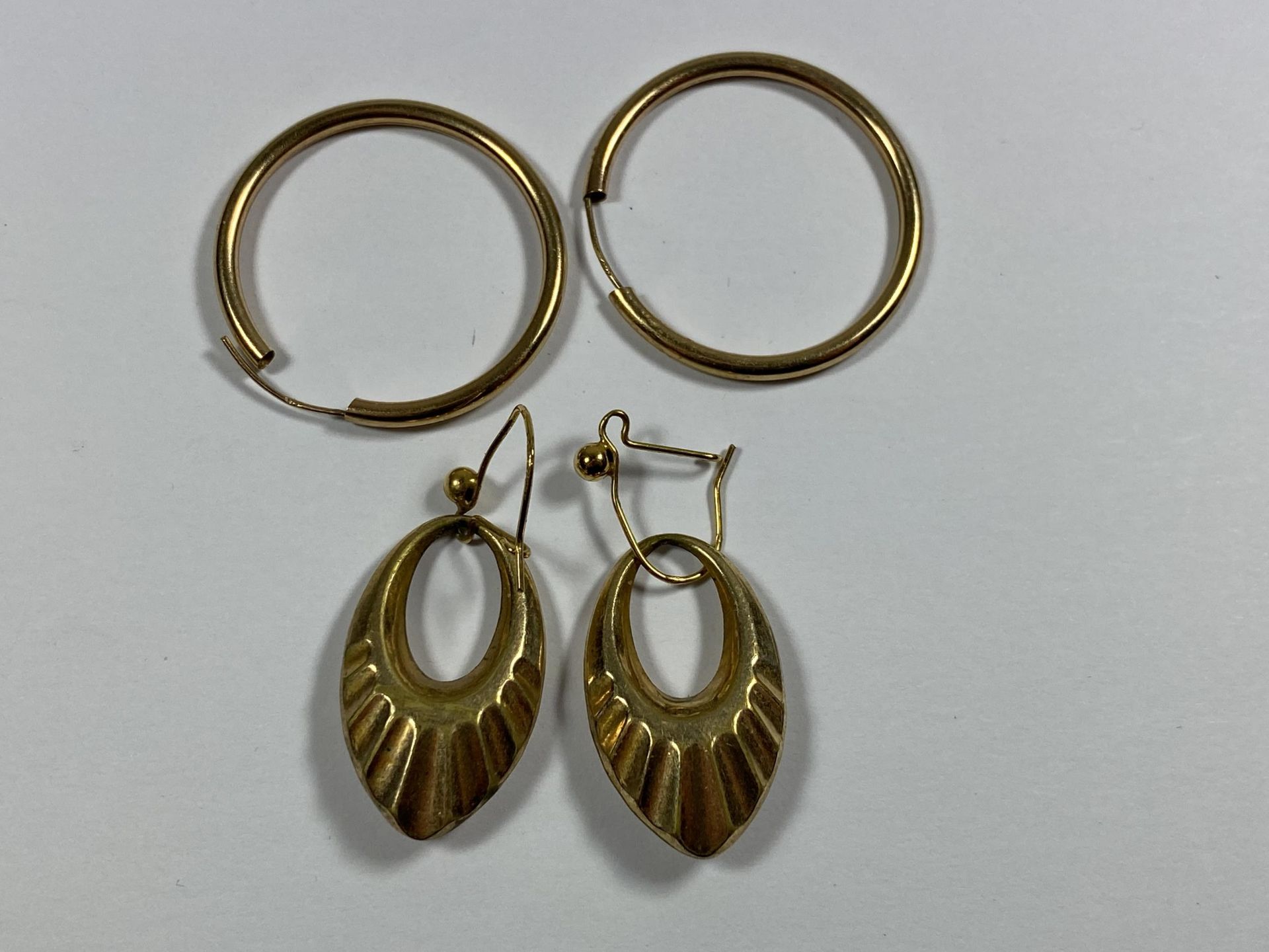 TWO PAIRS OF VINTAGE 9CT YELLOW GOLD EARRINGS, TOTAL WEIGHT 4.99G