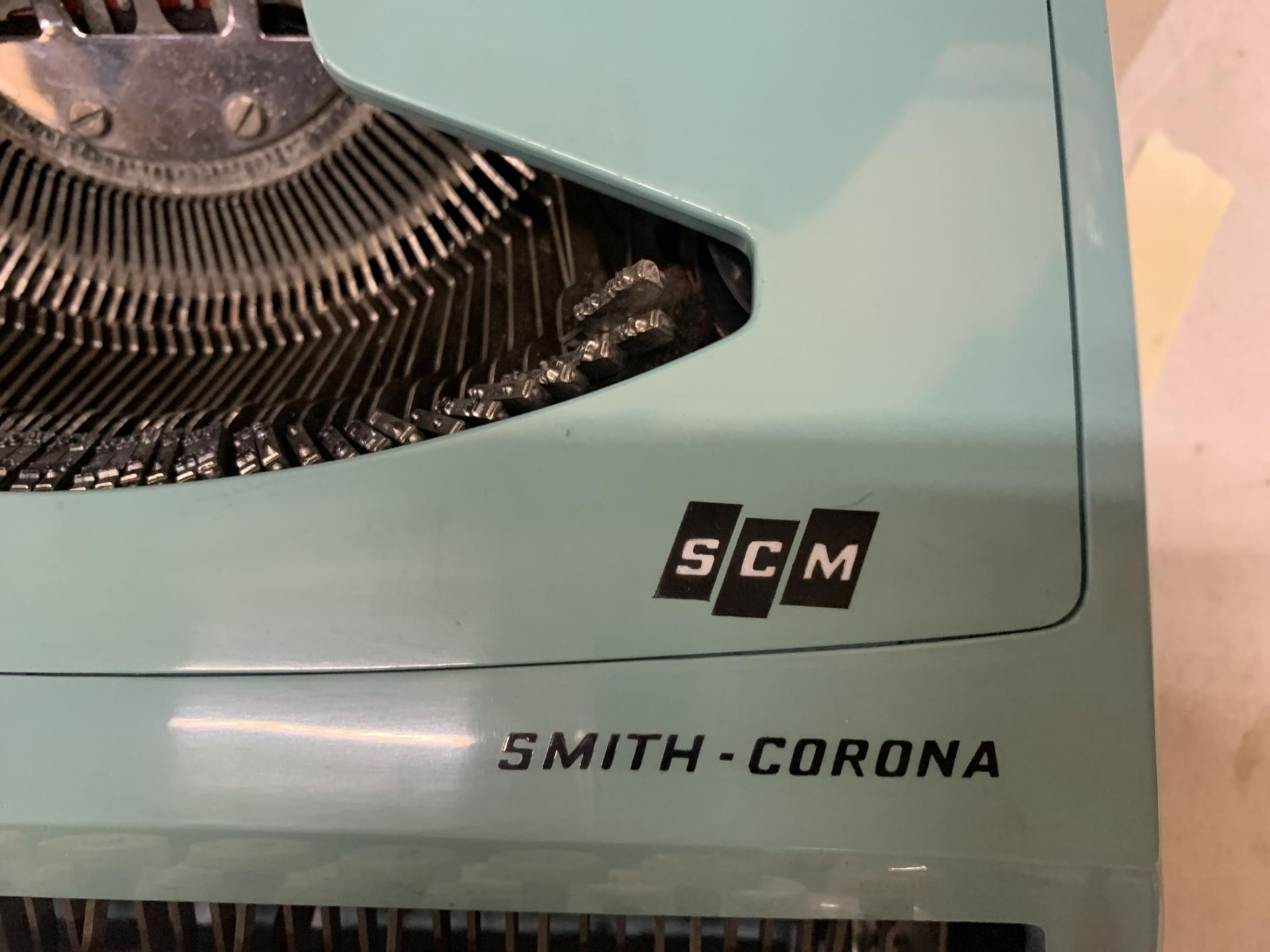 A VINTAGE SMITH-CORONA TYPEWRITER PLUS A SHARP PA-3140 ELECTRIC TYPEWRITER - Image 3 of 5