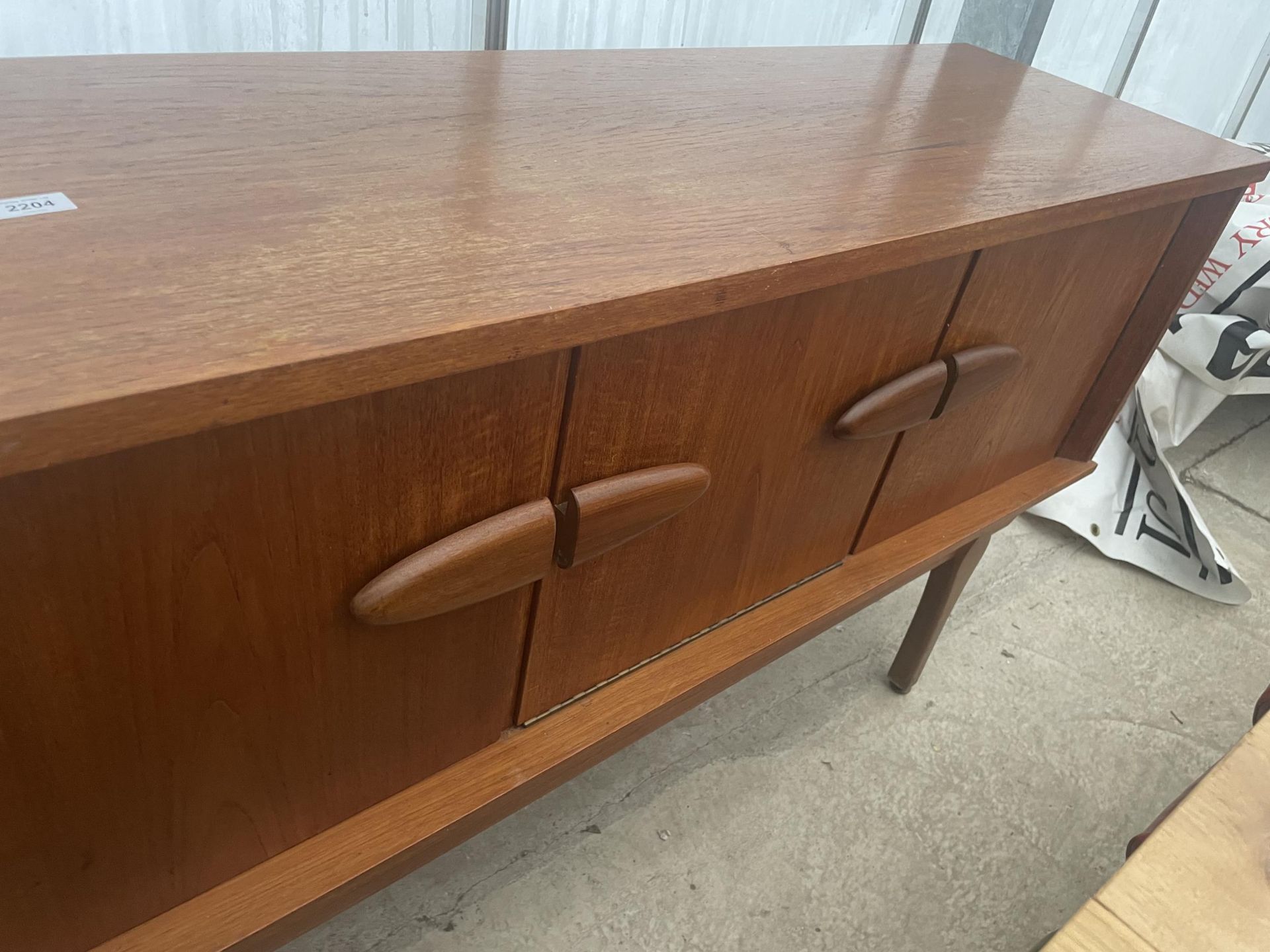 A RETRO TEAK SIDEBOARD WITH THREE DRAWERS, TWO CUPBOARDS AND DROP-DOWN COCKTAIL SECTION ON OPEN - Image 5 of 6