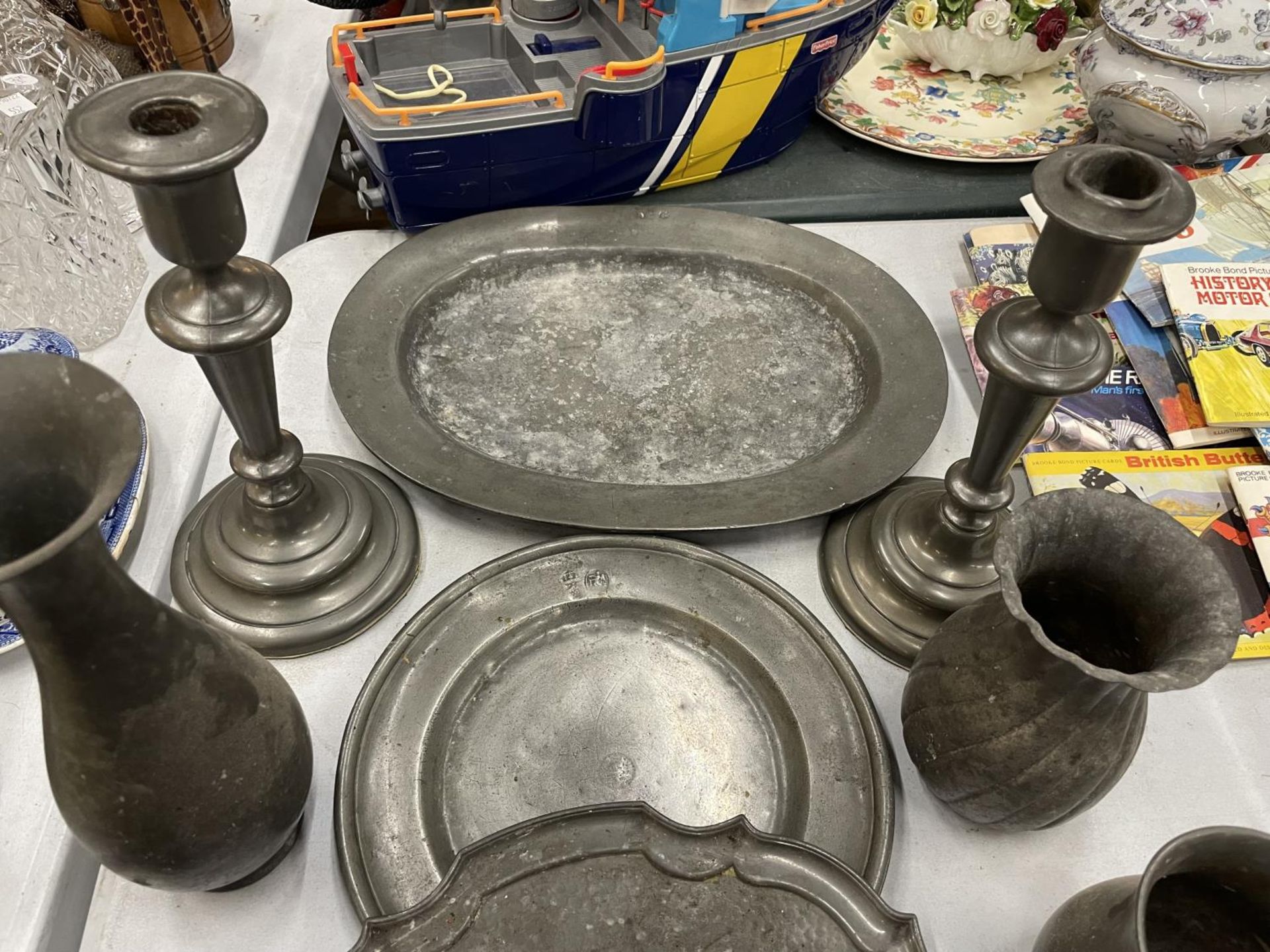 A LARGE QUANTITY OF VINTAGE PEWTER TO INCLUDE PLATES, VASES, CANDLESTICKS AND TANKARDS - Image 3 of 3