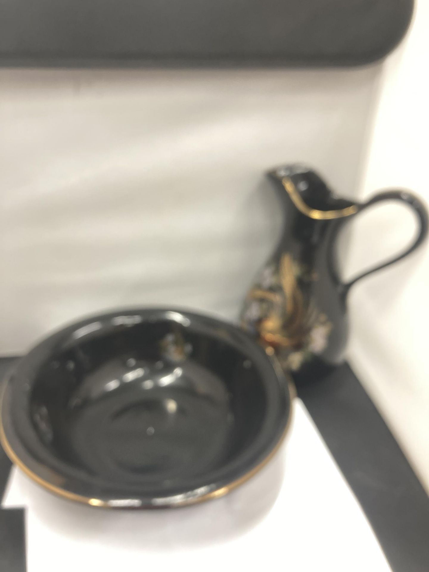 A LARGE WASH BOWL AND JUG SET IN BLACK WITH BIRD DECORATION - Image 2 of 2