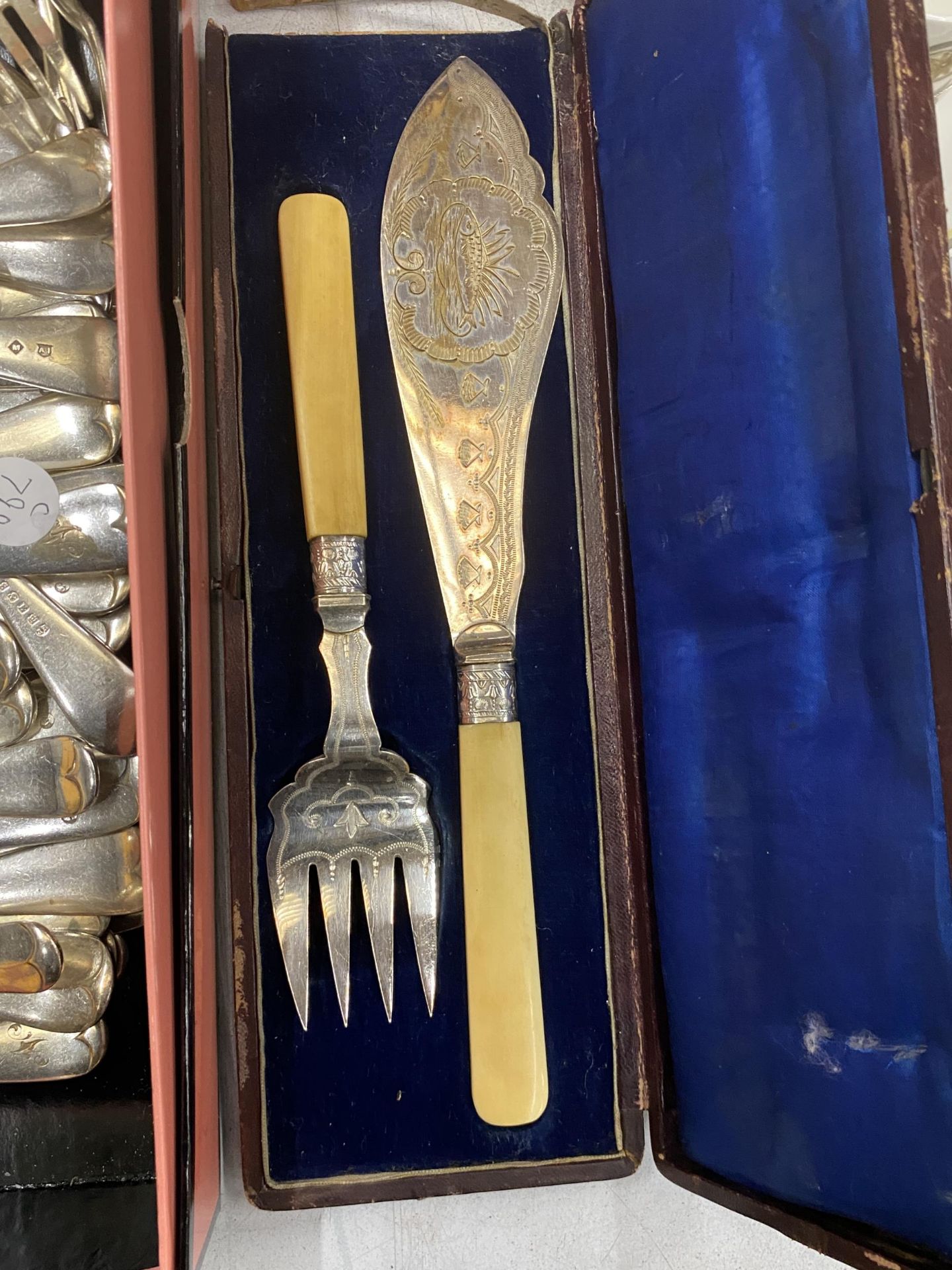 A MIXED LOT OF SILVER PLATED ITEMS, BOX OF FLATWARE, MOTHER OF PEARL HANDLED CASED SET AND CASED - Image 3 of 4