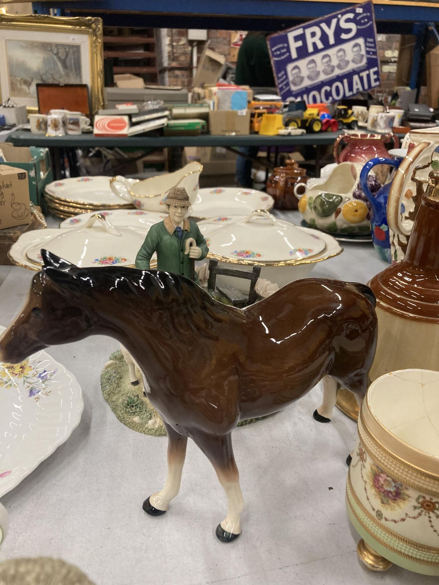 A QUANTITY OF CERAMIC ITEMS TO INCLUDE A MELBAWARE HORSE, LEONARDO 'THE SHEPHERD, A FOX, POOLE - Image 3 of 5