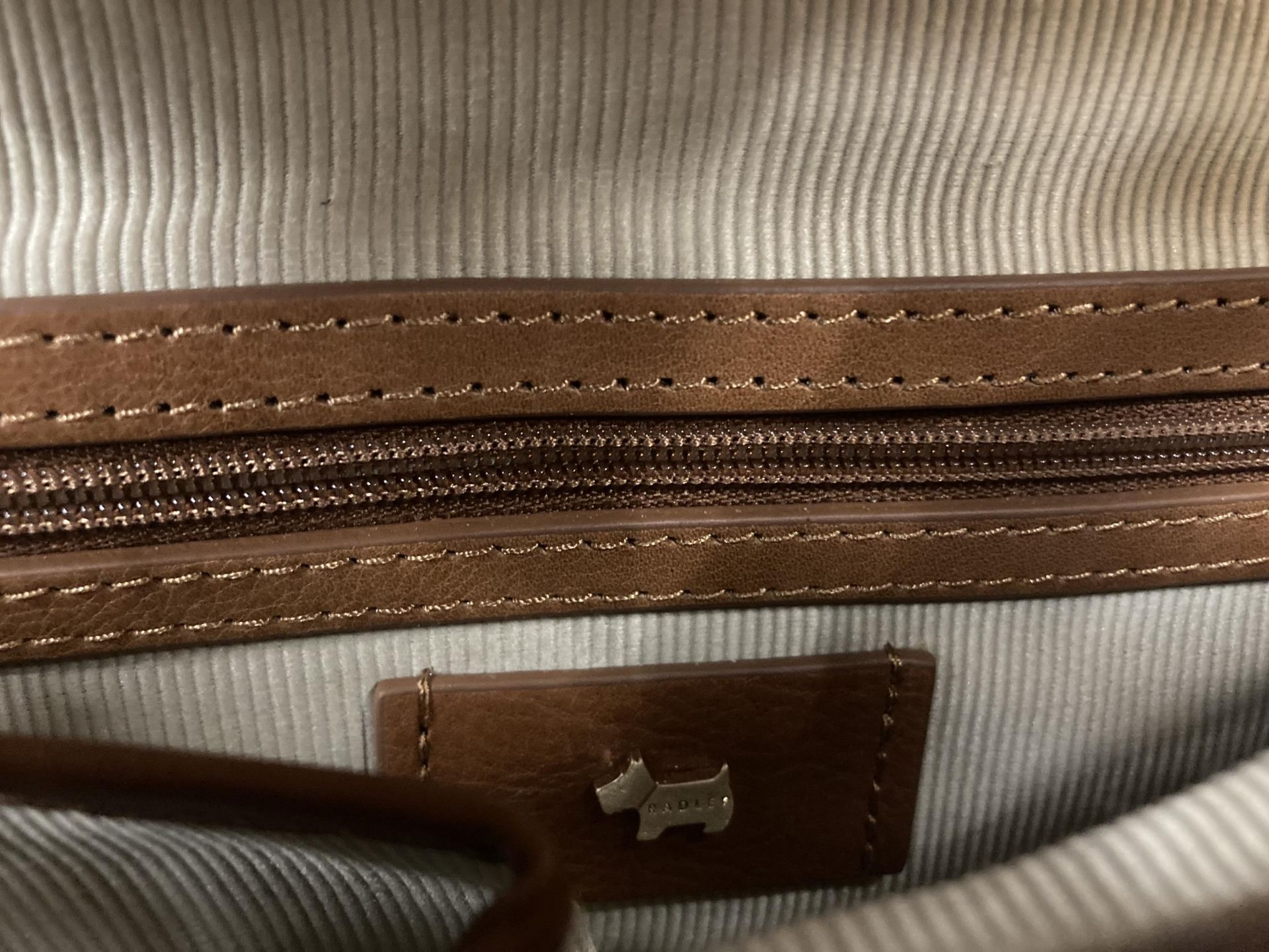 A VINTAGE TAN COLOURED RADLEY BAG WITH COVER - Image 3 of 4