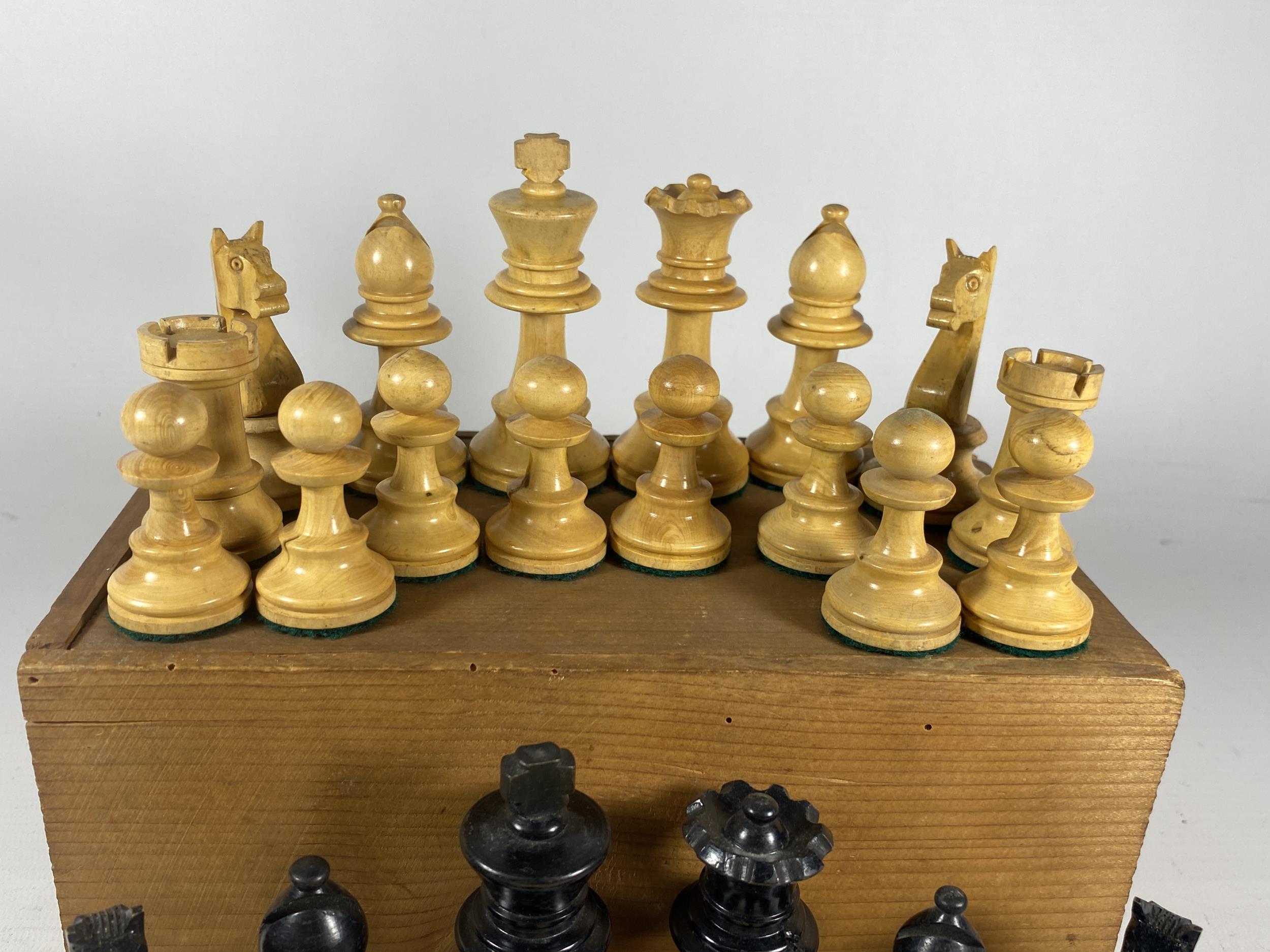 A VINTAGE STAUNTON STYLE EBONY & SATINWOOD CHESS SET IN ORIGINAL WOODEN STORAGE BOX, KING HEIGHT - Image 2 of 3