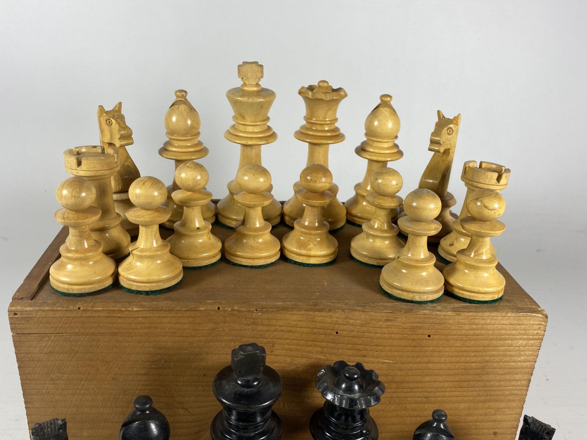 A VINTAGE STAUNTON STYLE EBONY & SATINWOOD CHESS SET IN ORIGINAL WOODEN STORAGE BOX, KING HEIGHT - Image 2 of 3