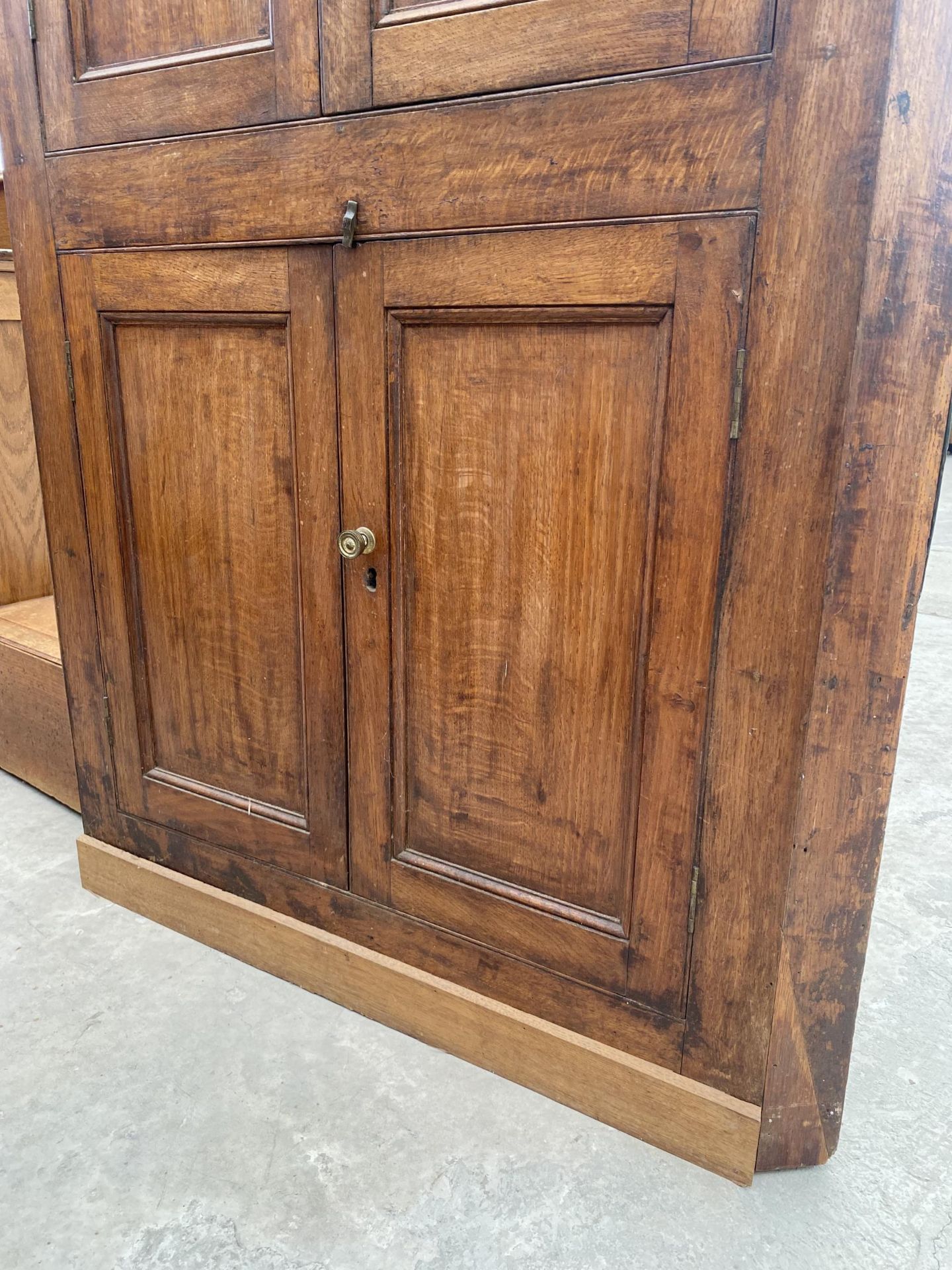 A GEORGE III OAK FULL LENGTH PANELLED FOUR DOOR CORNER CUPBOARD, 41" WIDE, 77" HIGH AND 22" DEEP - Image 3 of 5