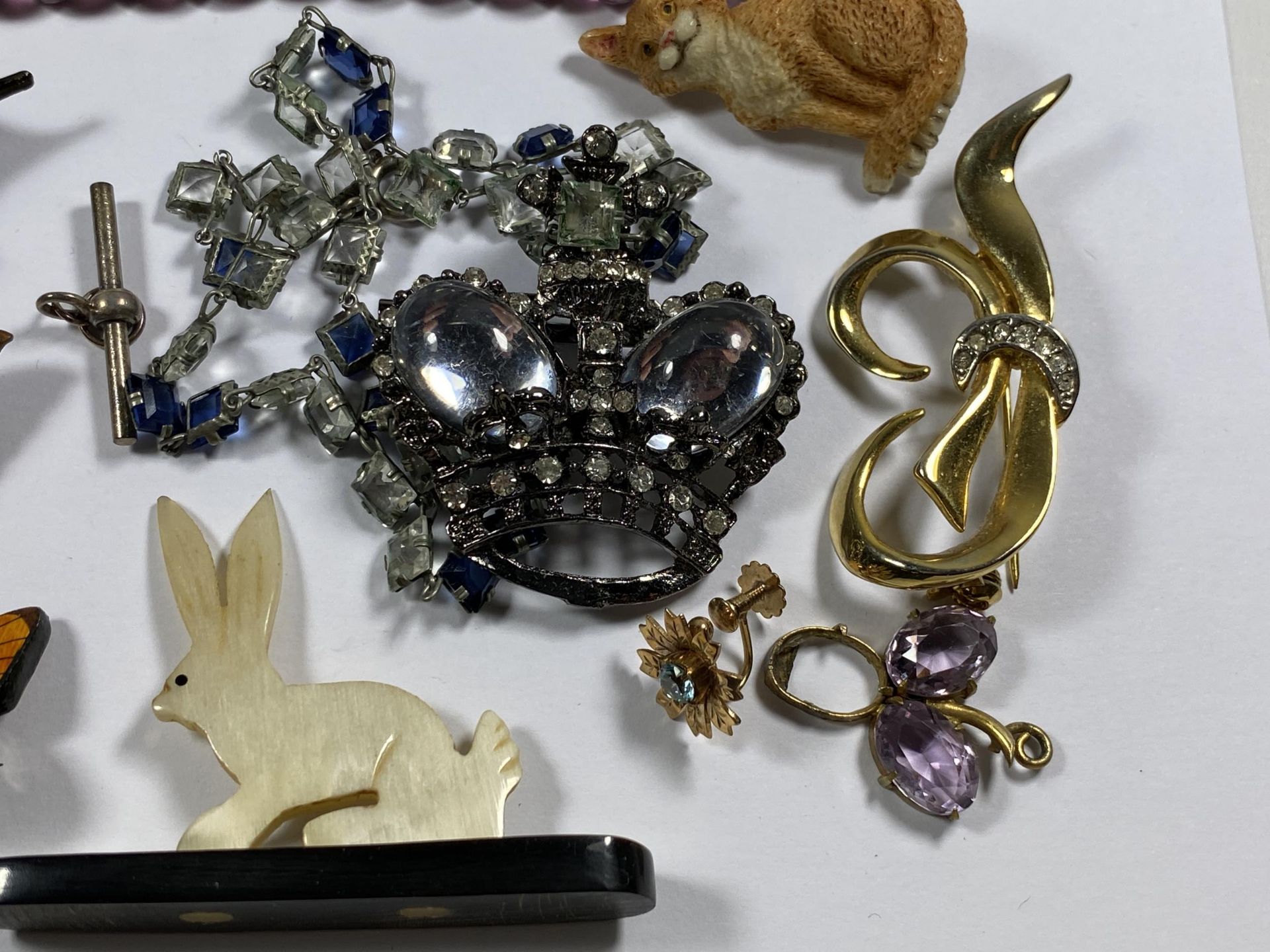 A MIXED LOT OF VINTAGE AND FURTHER COSTUME JEWELLERY, BUTTERFLY BROOCHES, CAMEO BROOCH, 9CT YELLOW - Image 3 of 5