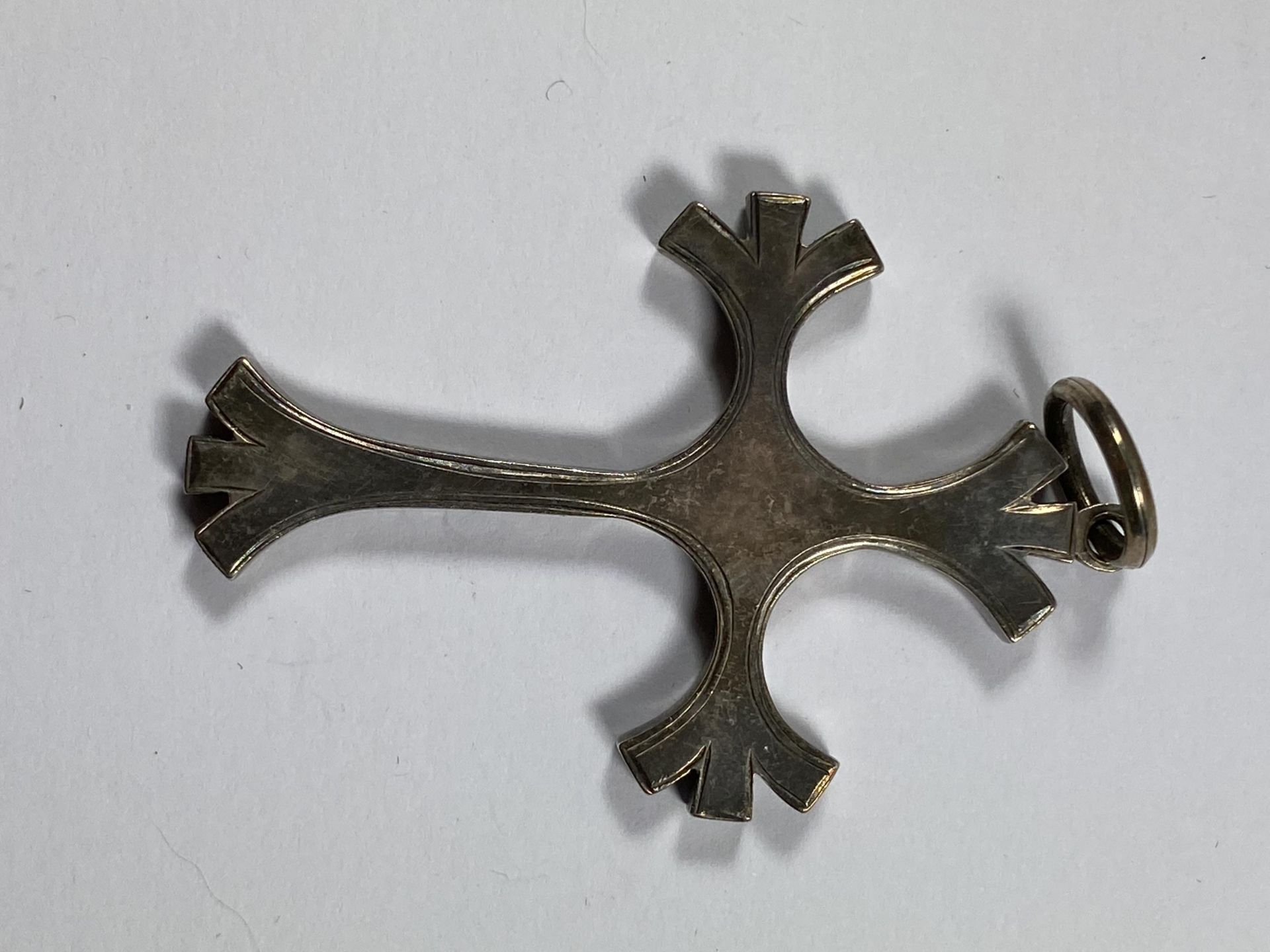 THREE ITEMS - HORSE SHOE BUCKLE, DUTCH WHITE METAL CLIPS AND WHITE METAL CROSS - Image 3 of 4