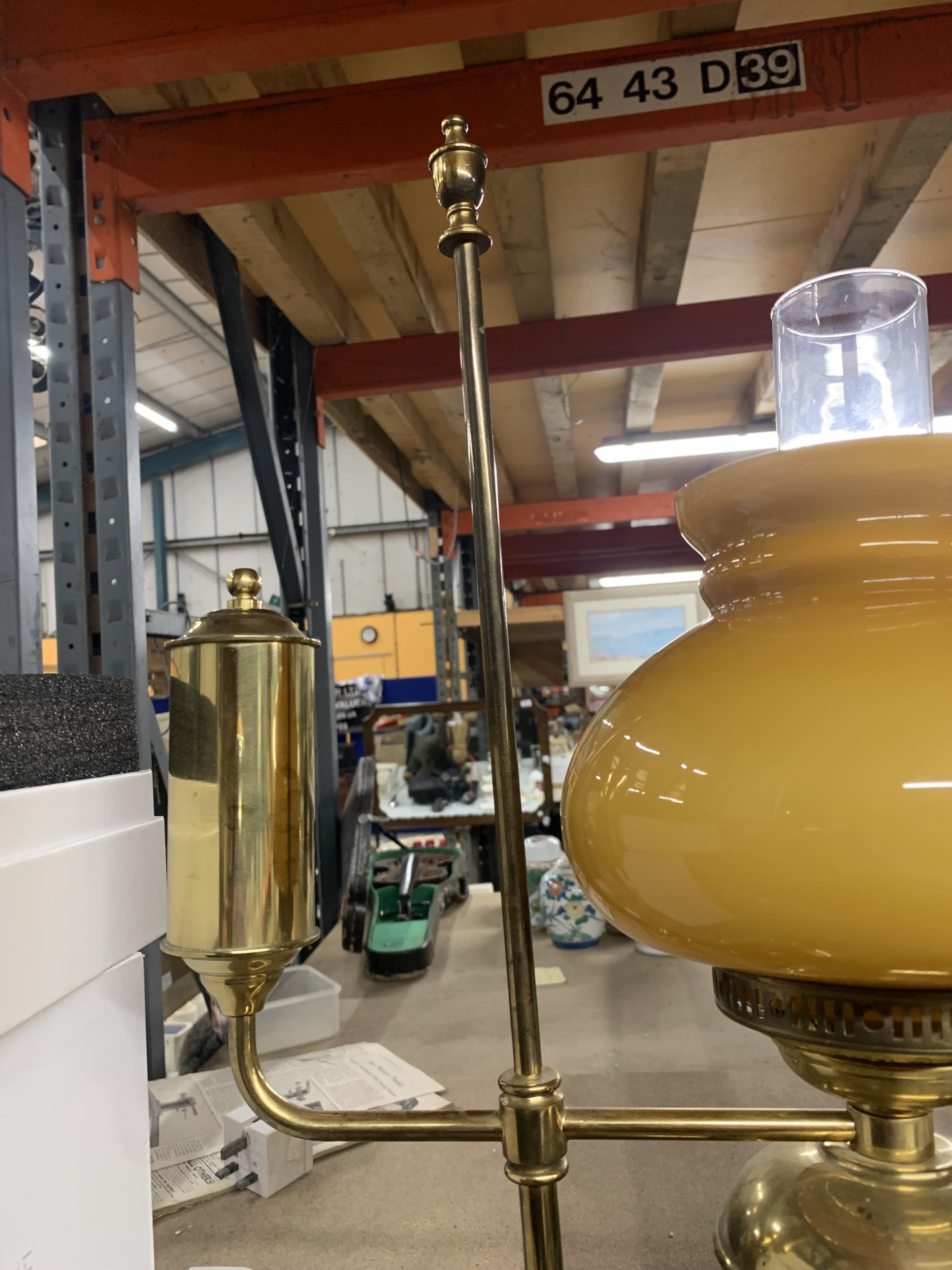 A HEAVY BRASS VINTAGE STYLE LAMP WITH MUSTARD GLASS SHADE AND CLEAR CHIMNEY HEIGHT APPROX 56CM - Image 3 of 4