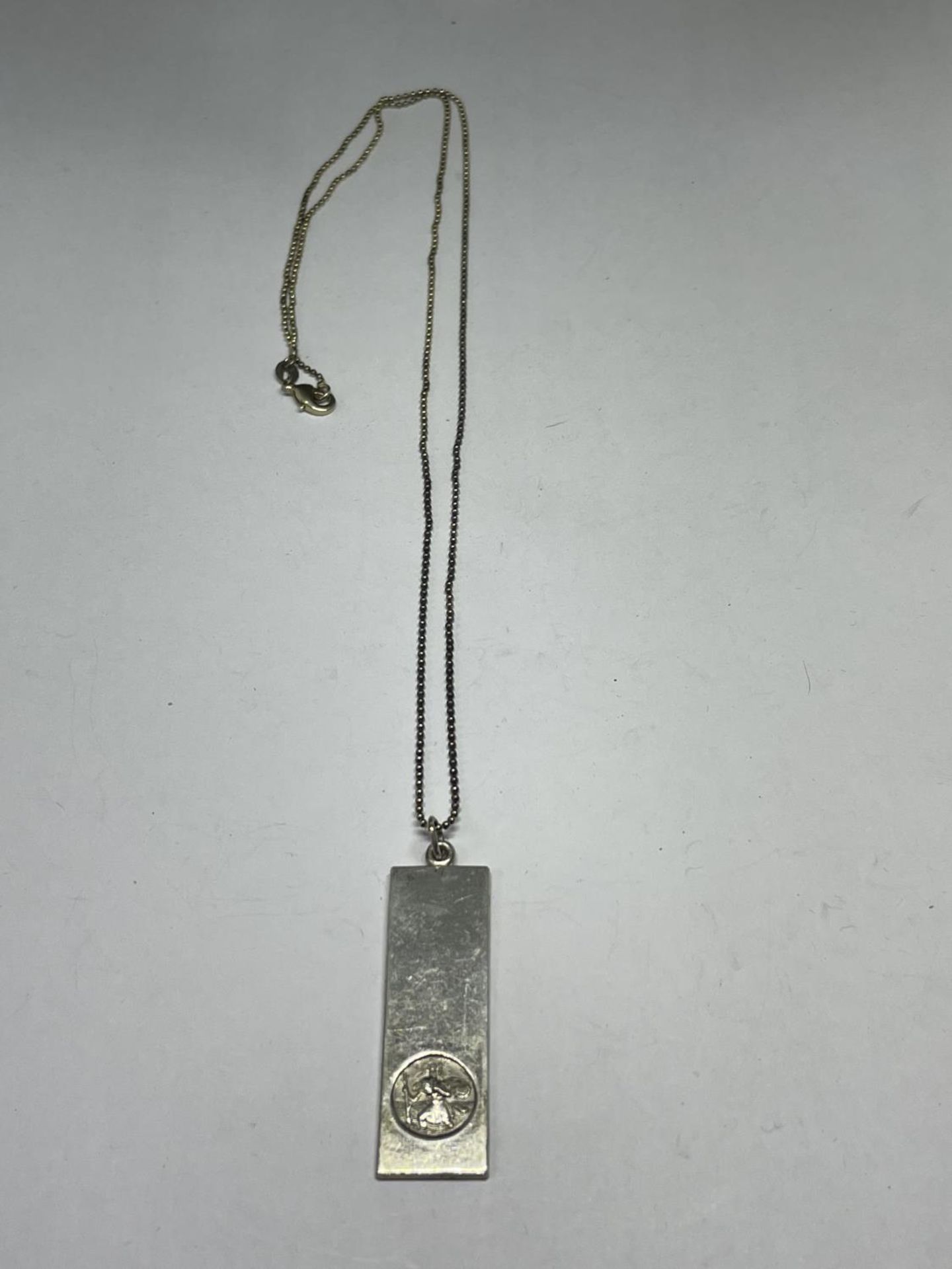 A SILVER NECKLACE WITH INGOT ST CHRISTOPHER PENDANT IN A PRESENTATION BOX (ENGRAVED)