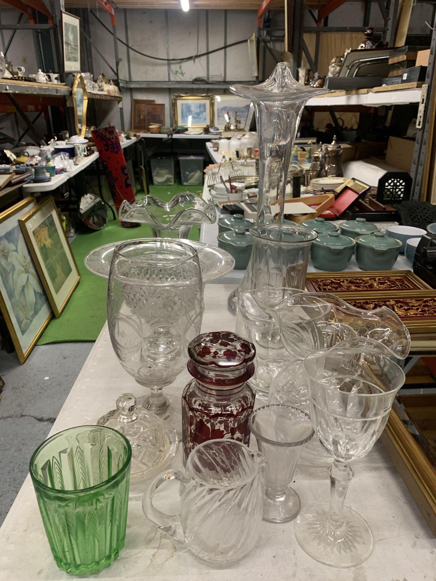 A LARGE QUANTITY OF GLASSWARE TO INCLUDE VASES, A FOOTED BOWL, JUGS, ETC