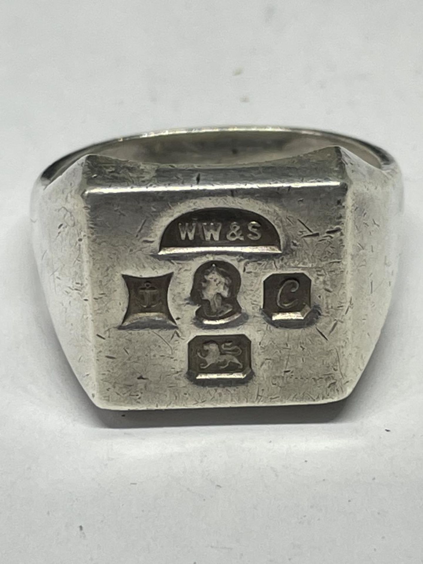 A HALLMARKED BIRMINGHAM SILVER SIGNET RING SIZE W IN A PRESENTATION BOX