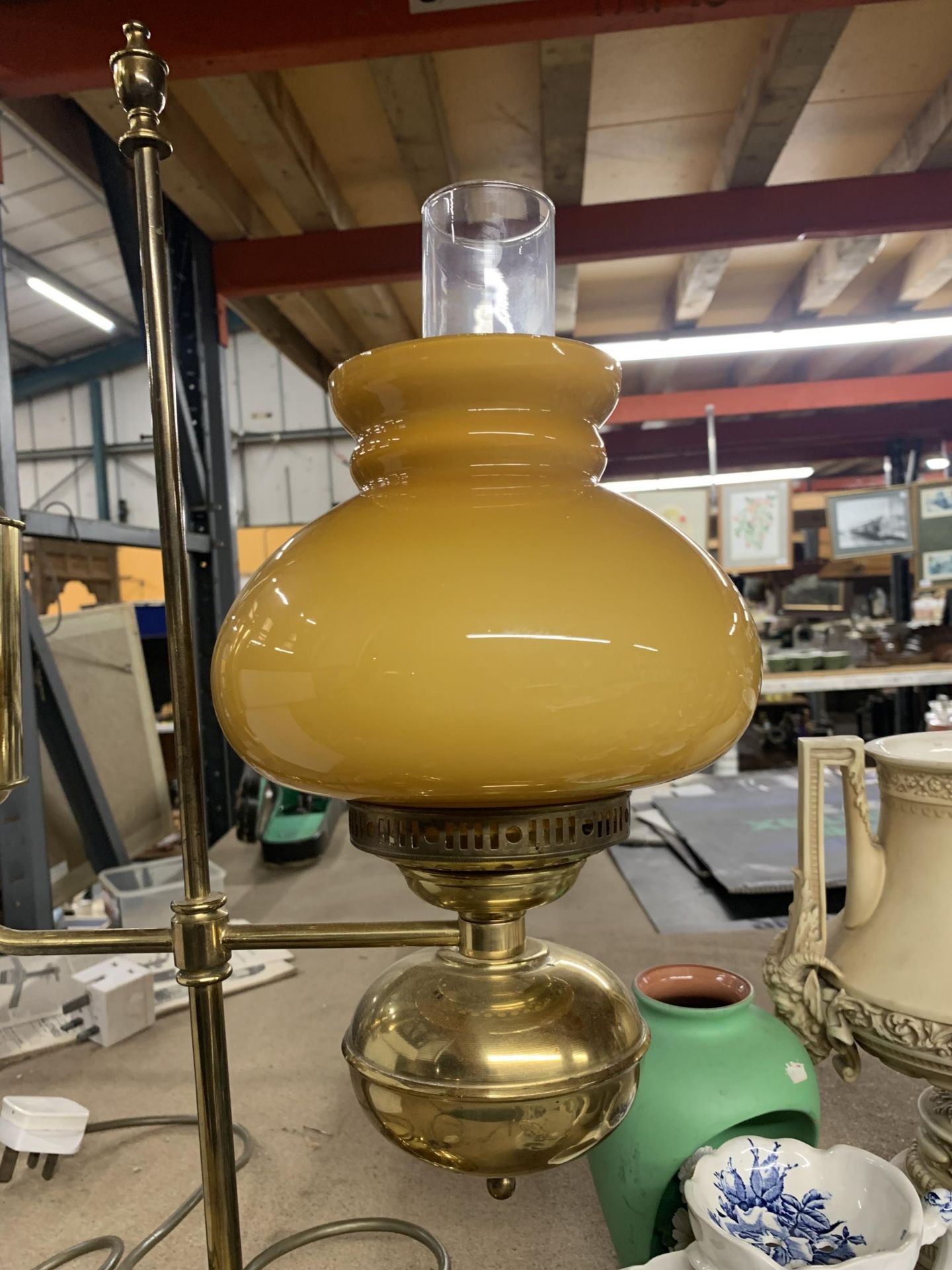A HEAVY BRASS VINTAGE STYLE LAMP WITH MUSTARD GLASS SHADE AND CLEAR CHIMNEY HEIGHT APPROX 56CM - Image 2 of 4
