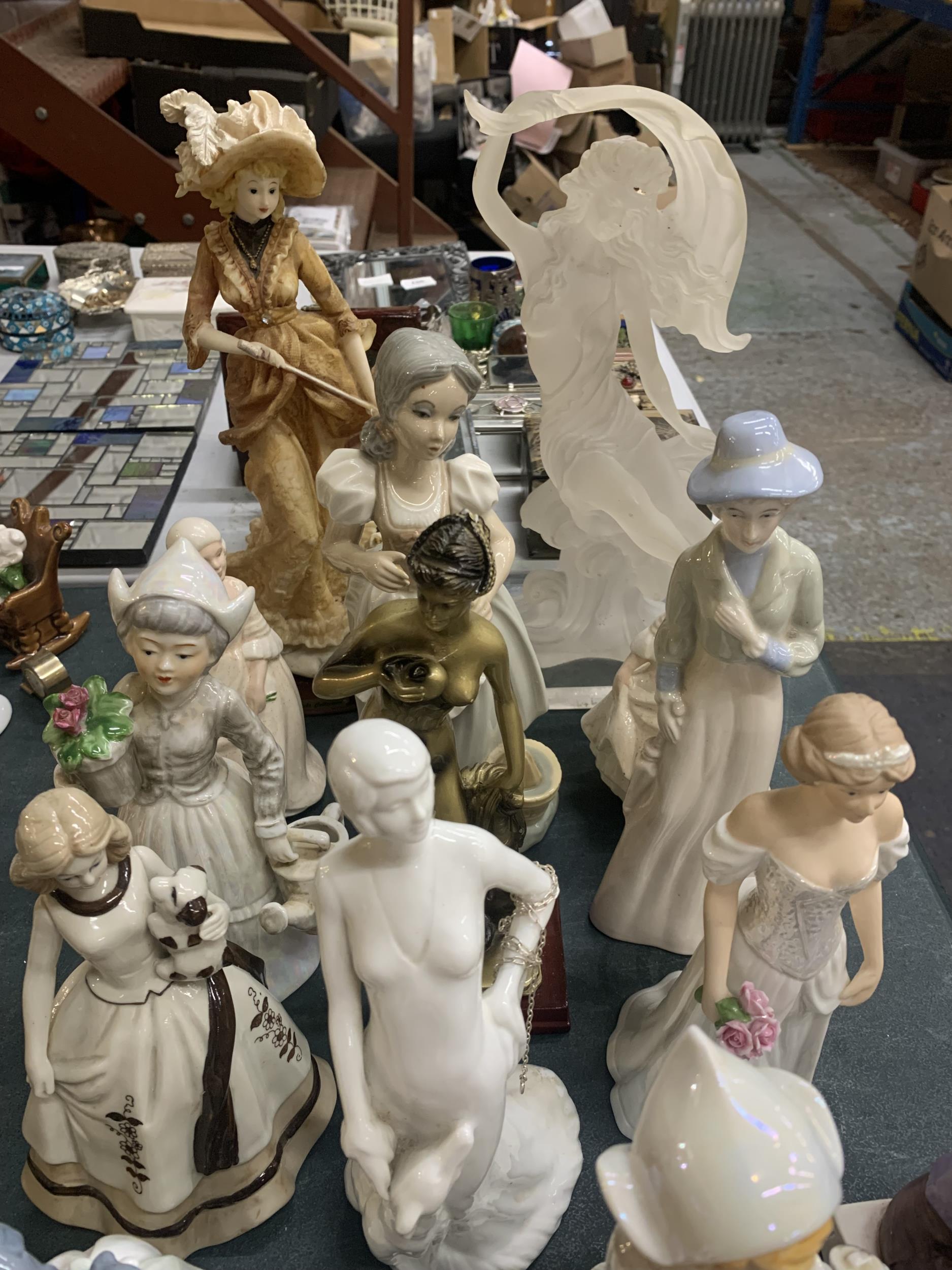 A LARGE QUANTITY OF CERAMIC FIGURES TO INCLUDE LEONARDO LADY FIGURES, ETC - Image 3 of 5