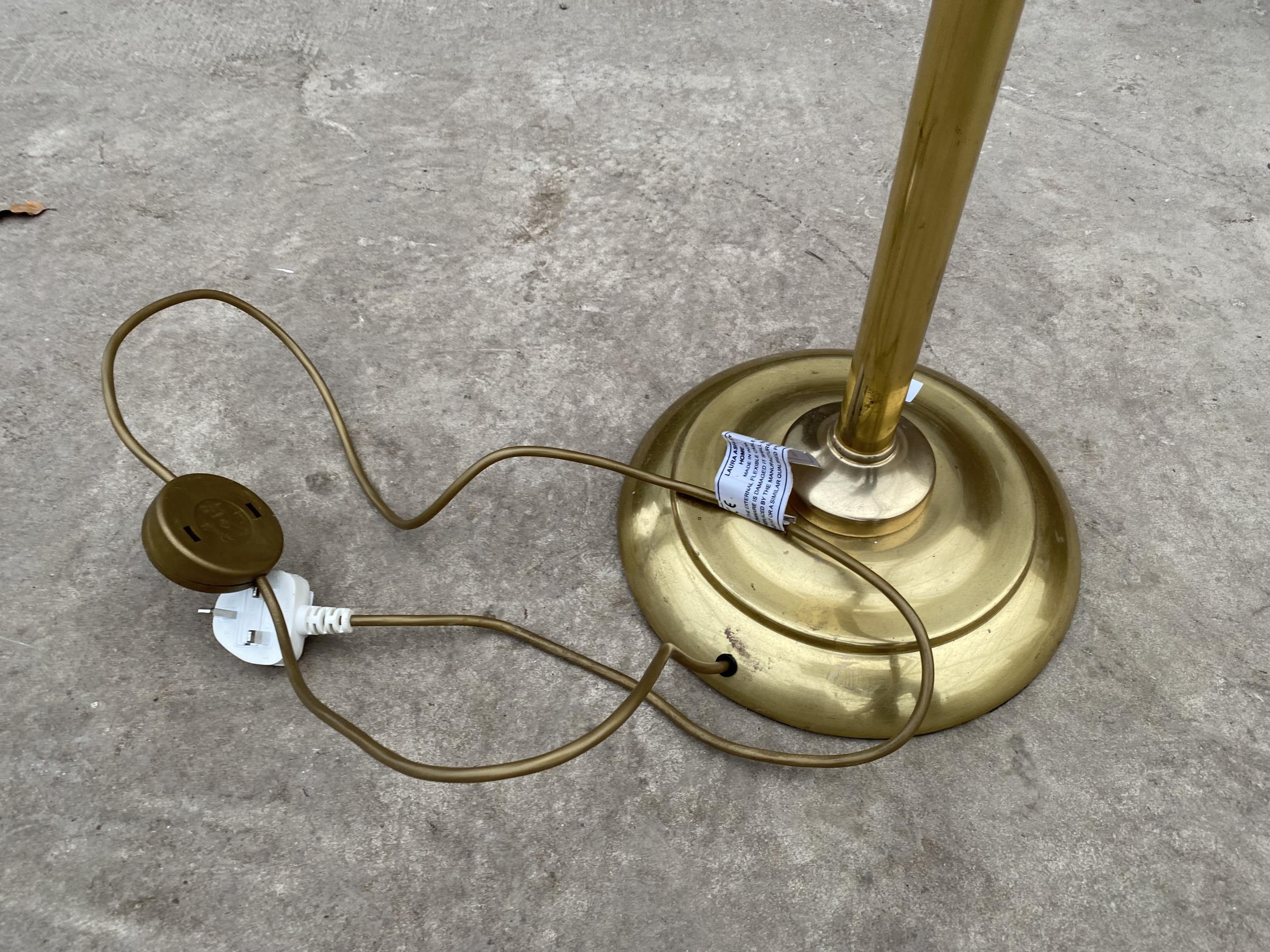 A BRASS READING STANDARD LAMP - Image 4 of 4