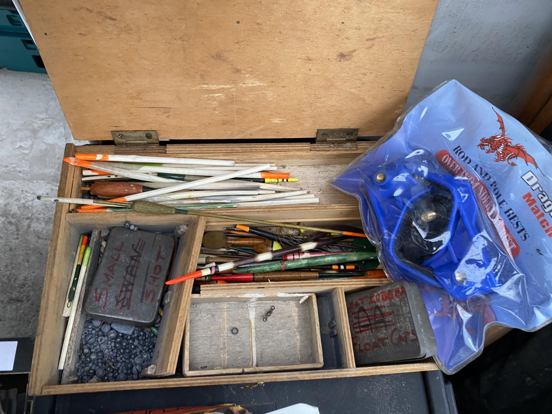 A FISHING TACKLE BOX CONTAINING A LARGE ASSORTMENT OF FISHING TACKLE TO INCLUDE FLOATS AND REELS ETC - Image 3 of 5