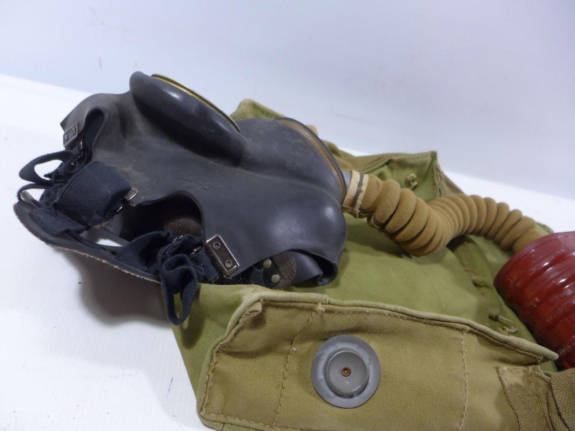 A WORLD WAR II MILITARY ISSUE GAS MASK AND BAG - Image 3 of 4